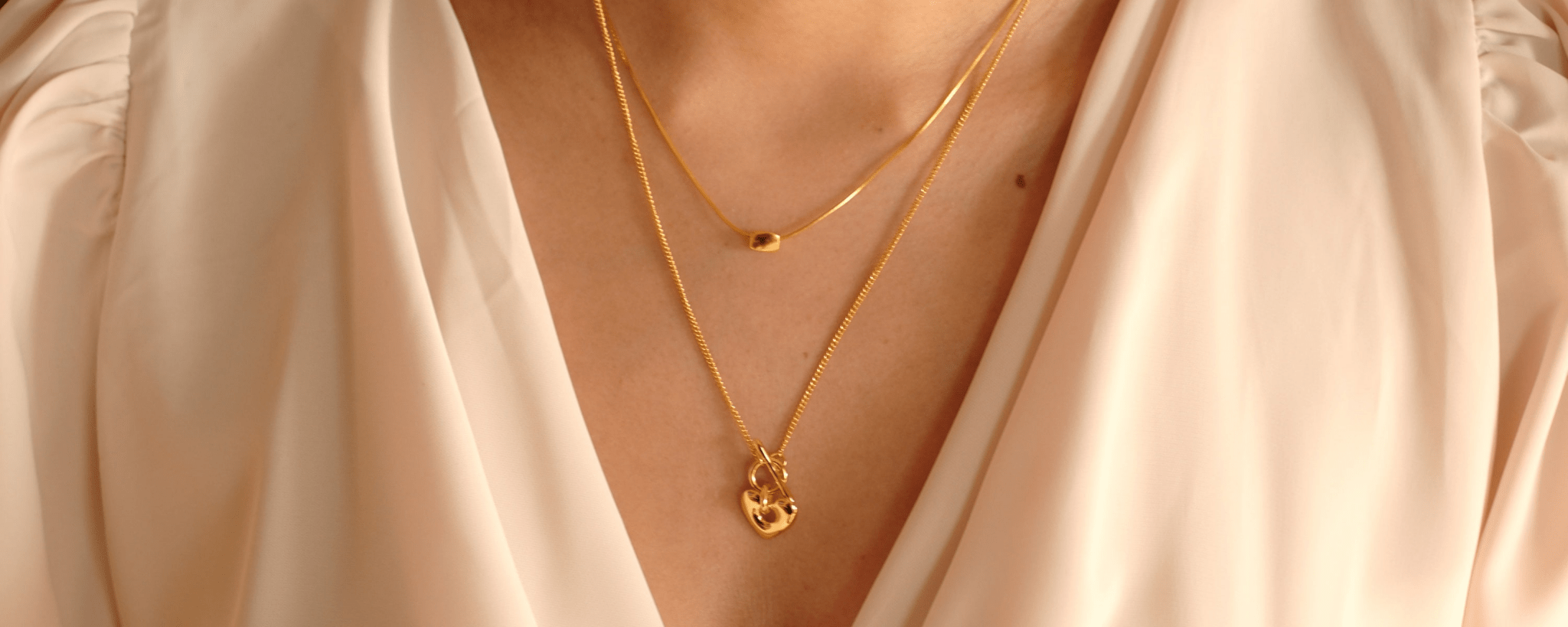 Frau mit Halskette von Lumina