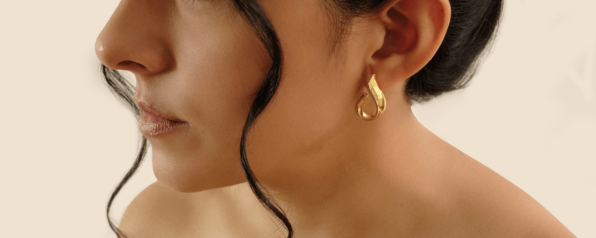 Frau mit Cosytas Ohrringe in 925 Silber vergoldet 18k