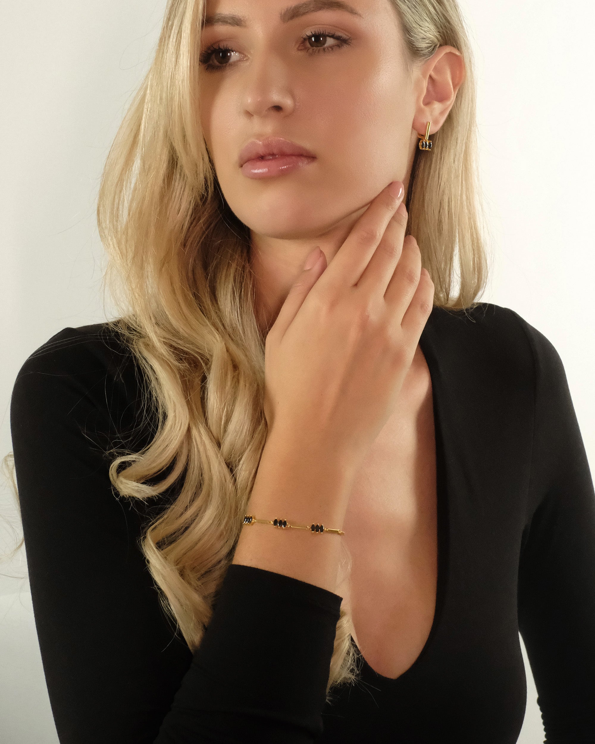 Model trägt das Moira Black Armband von Cosytas aus 18k Gold Vermeil auf 925 Silber und zeigt einen eleganten Stil.