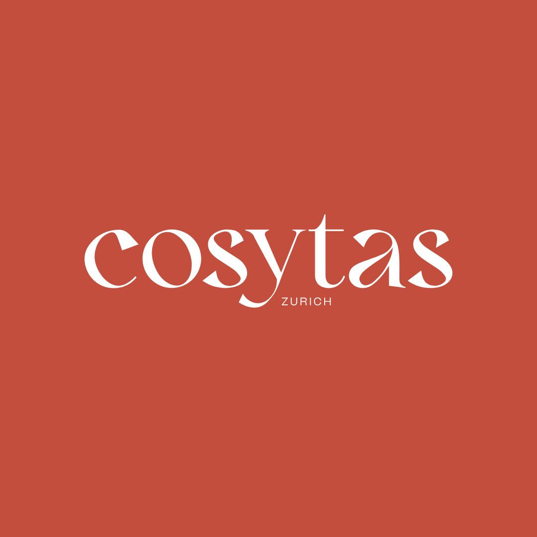 Cosytas Logo in Weiss auf einem organen Hintergrund