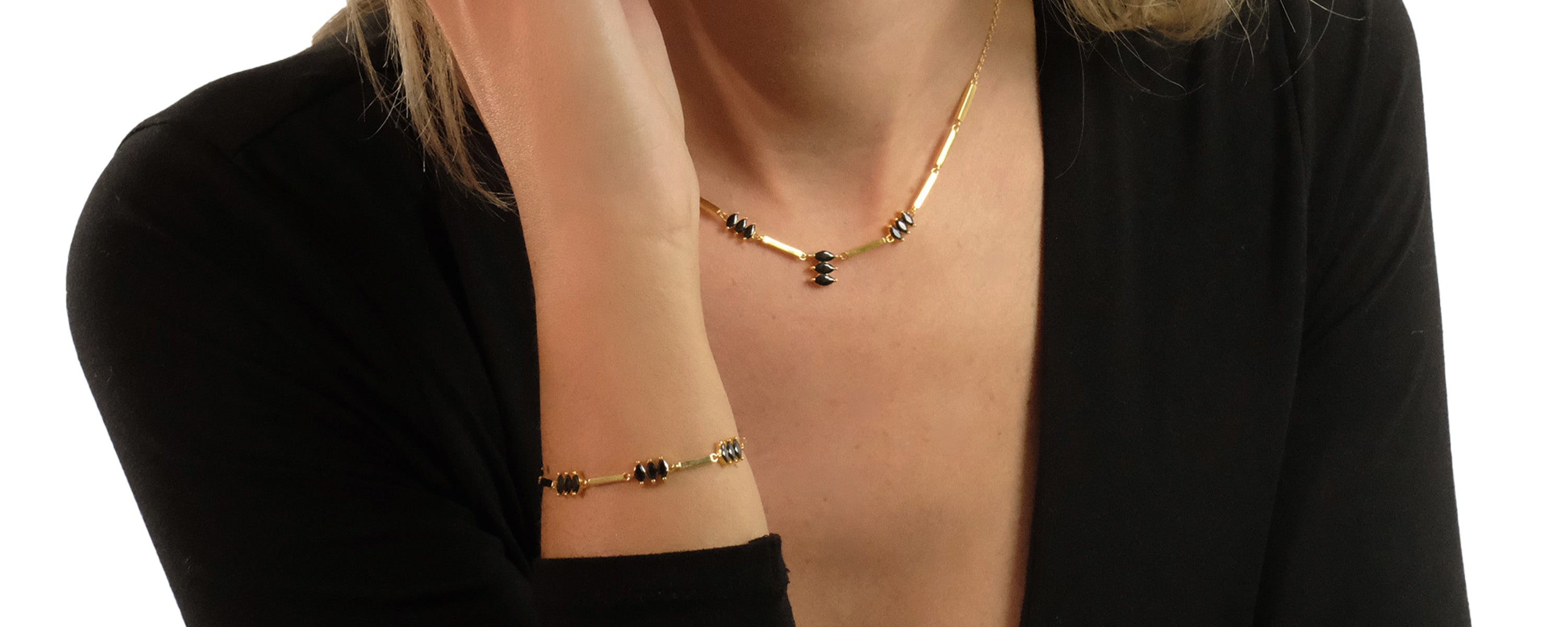 Close-Up eines Models mit Cosytas Moira Black Halskette und Armband