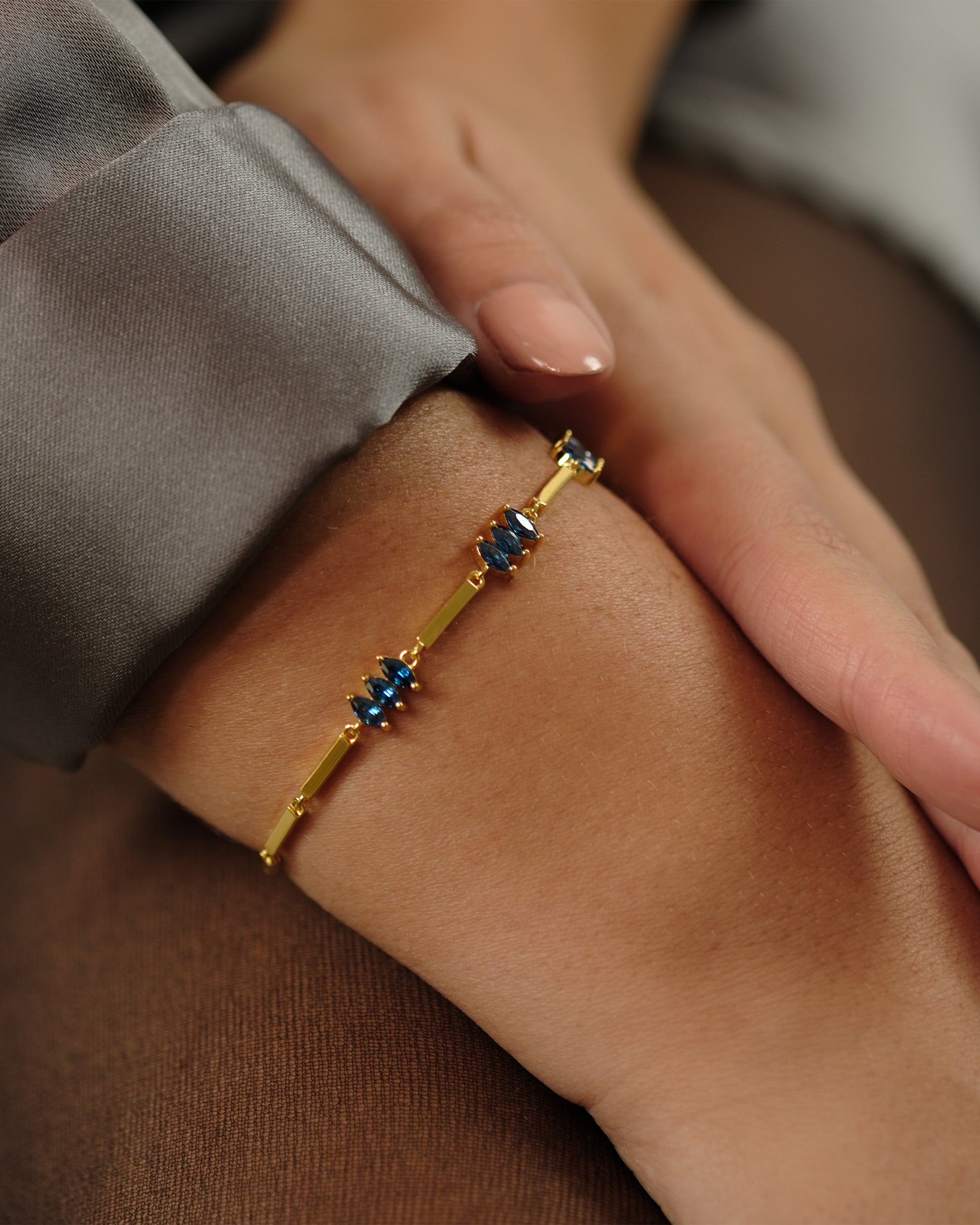 Nahaufnahme des Moira Blue Armbands von Cosytas aus 18k Gold Vermeil auf 925 Silber, getragen am Handgelenk.