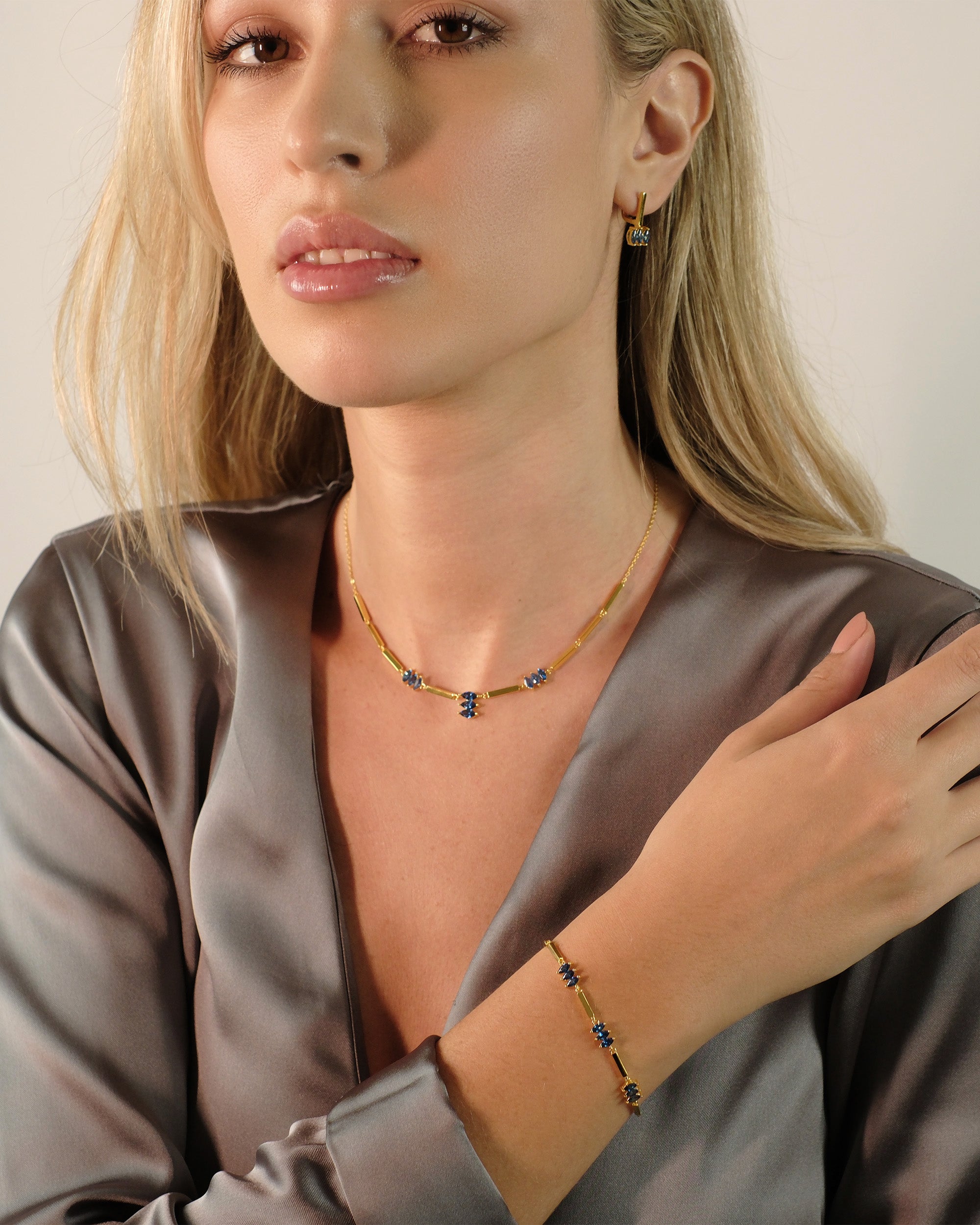 Model trägt die Moira Blue Halskette von Cosytas aus 18k Gold Vermeil auf 925 Silber in einem modernen, eleganten Look.