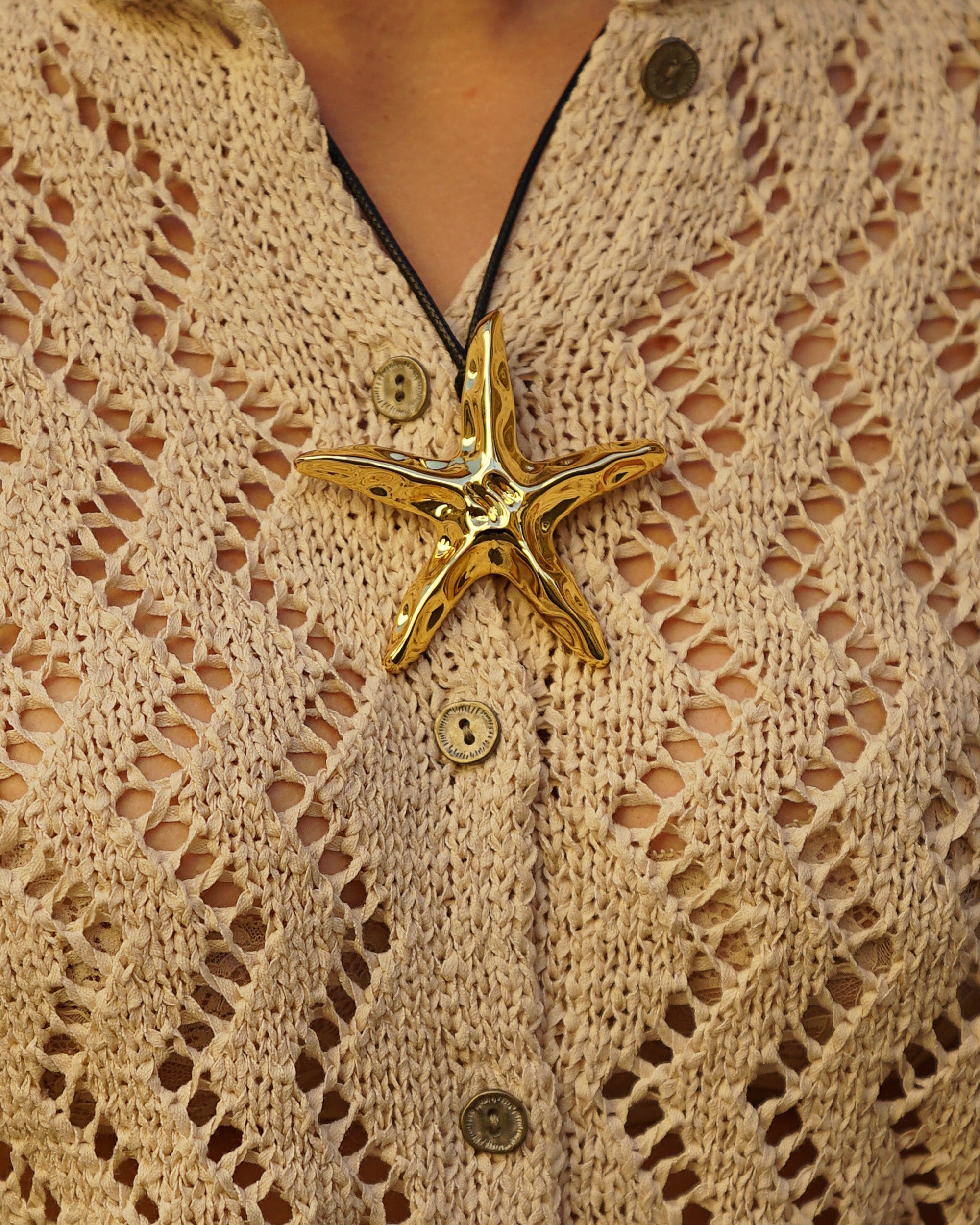 Estrella Halskette/Brosche – Cosytas La Playa Kollektion, goldener Stern am Model getragen