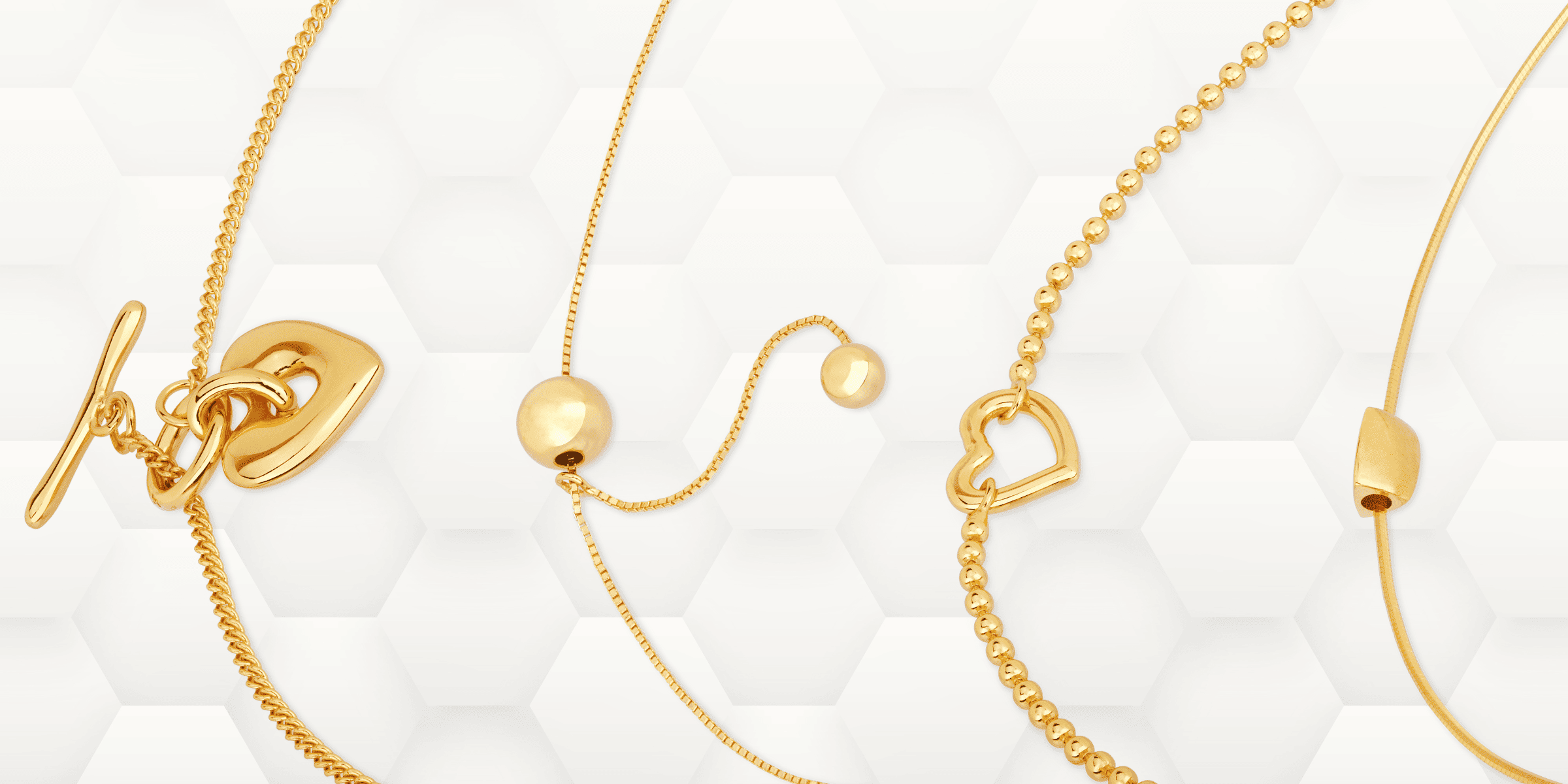 Goldene Cosytas-Halsketten mit modernen Designs. Filigrane Ketten mit Herzanhänger, Kugelverschluss und geometrischen Formen auf edlem, strukturiertem Hintergrund. Luxuriöser Schmuck für stilvolle Eleganz.