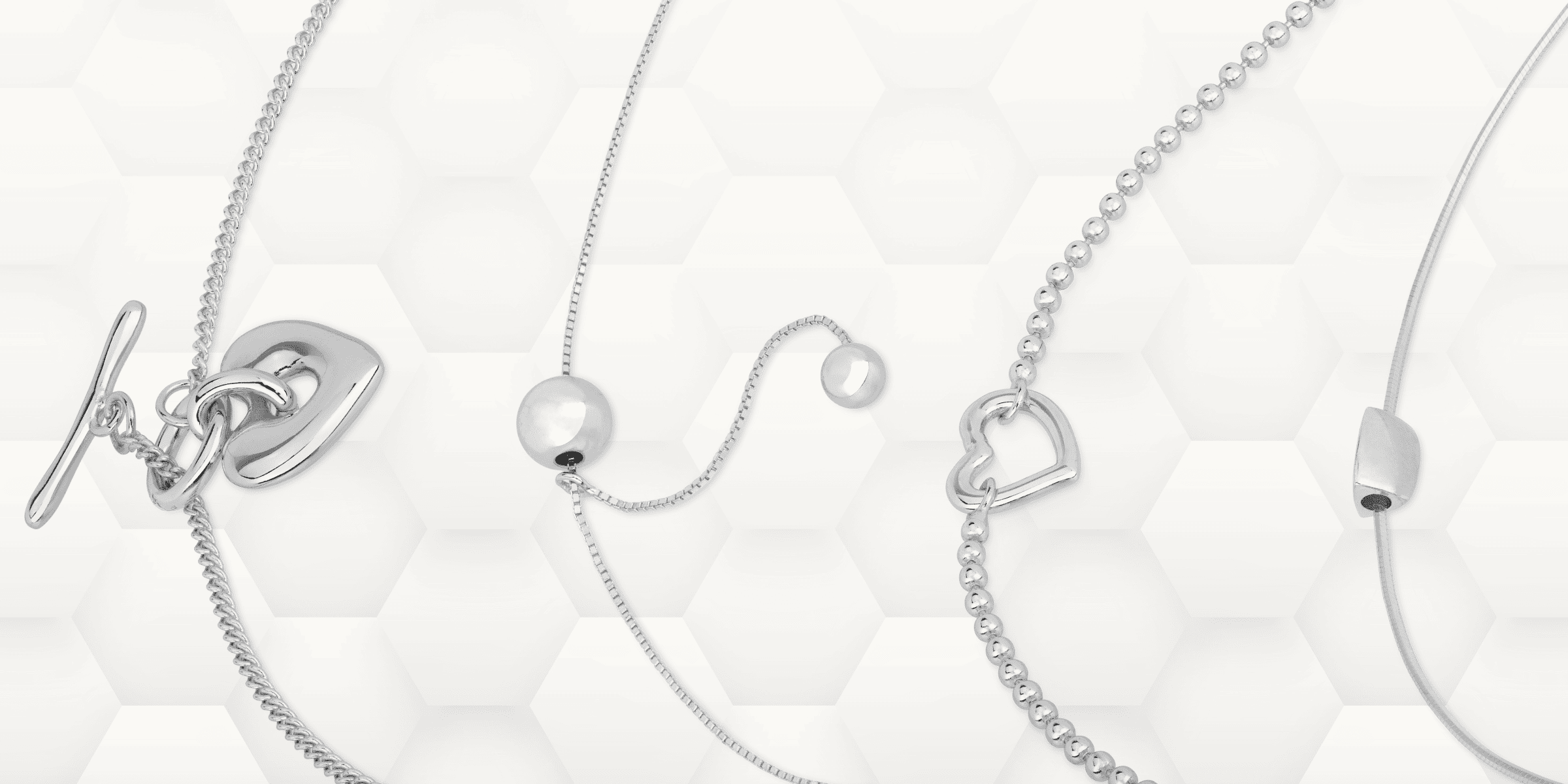 Silberne Cosytas-Halsketten mit modernen Designs. Filigrane Ketten mit Herzanhänger, Kugelverschluss und geometrischen Formen auf edlem, strukturiertem Hintergrund. Eleganter Schmuck für zeitlose Schönheit.