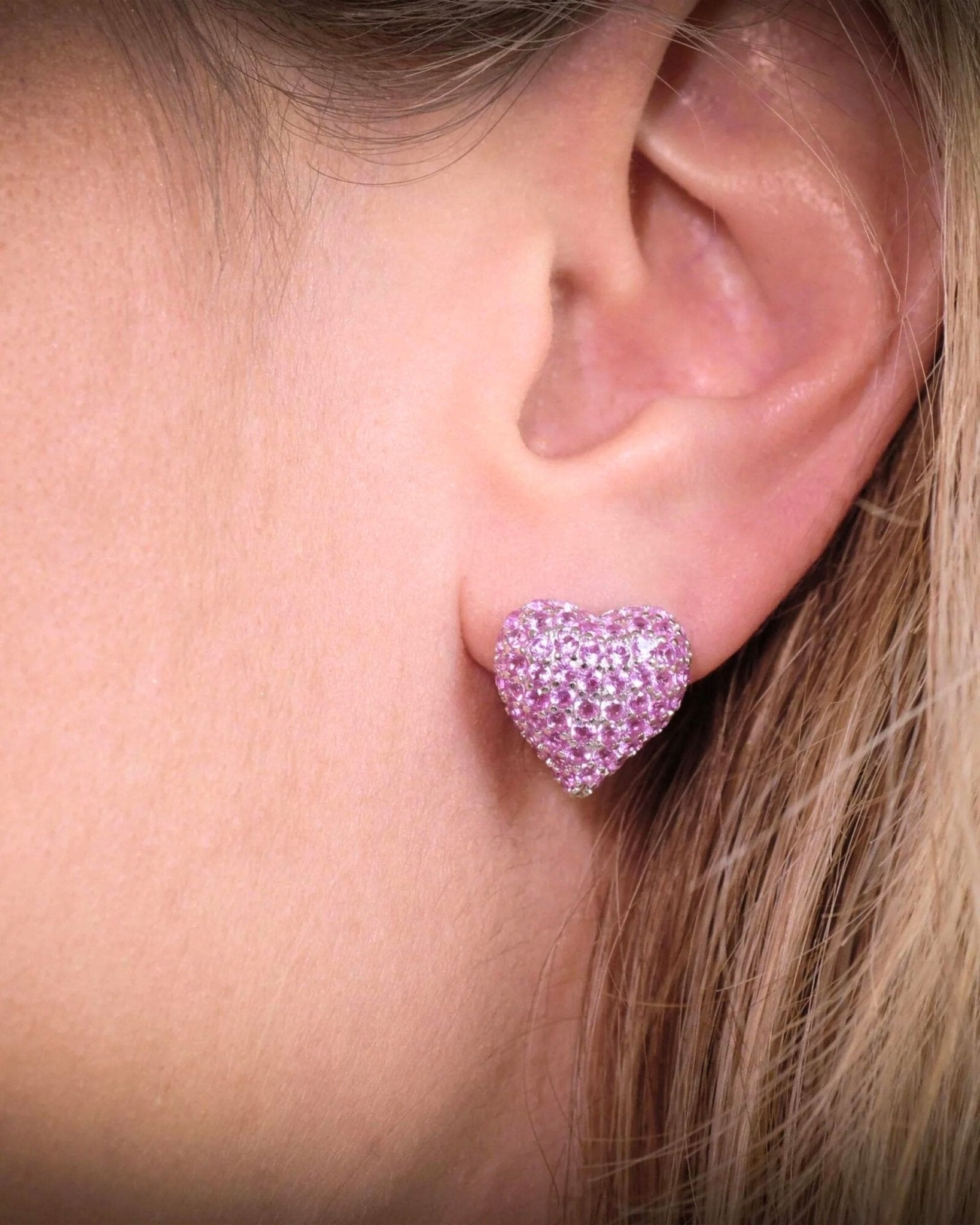 Ohrringe Cupida Pink am Ohr getragen, 925 Sterling Silber, Herzform mit pinken Zirkonia