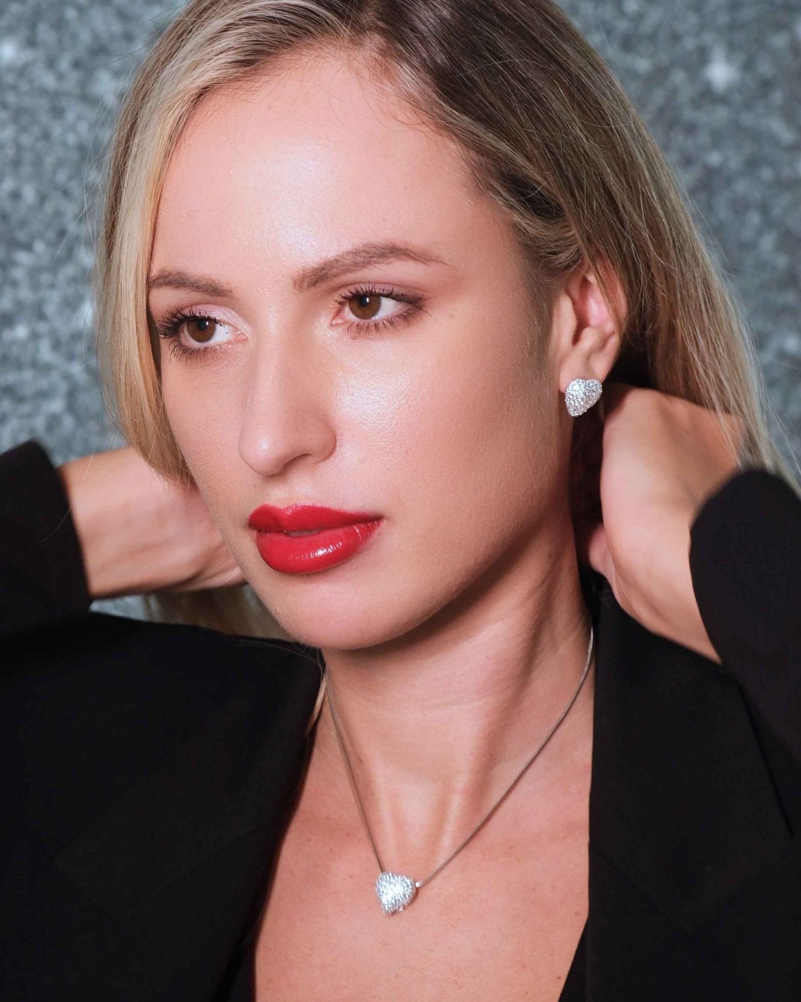 Halskette Cupida White am Model getragen, 925 Sterling Silber, Herzanhänger mit weissen Zirkonia