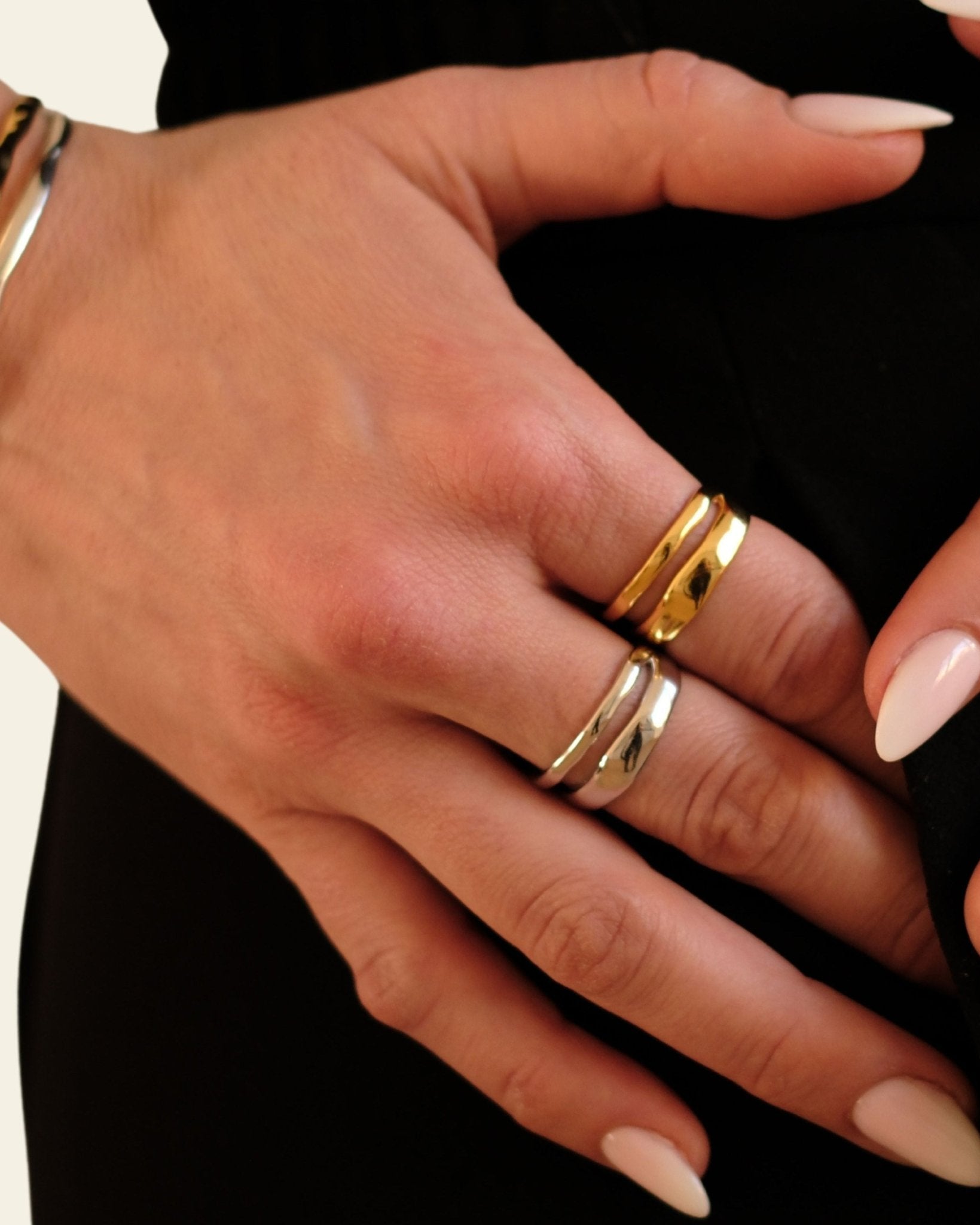 Silver Flowline Ring von Cosytas, Schmuckmarke aus Zürich, moderner 925 Silber Ring am Finger getragen