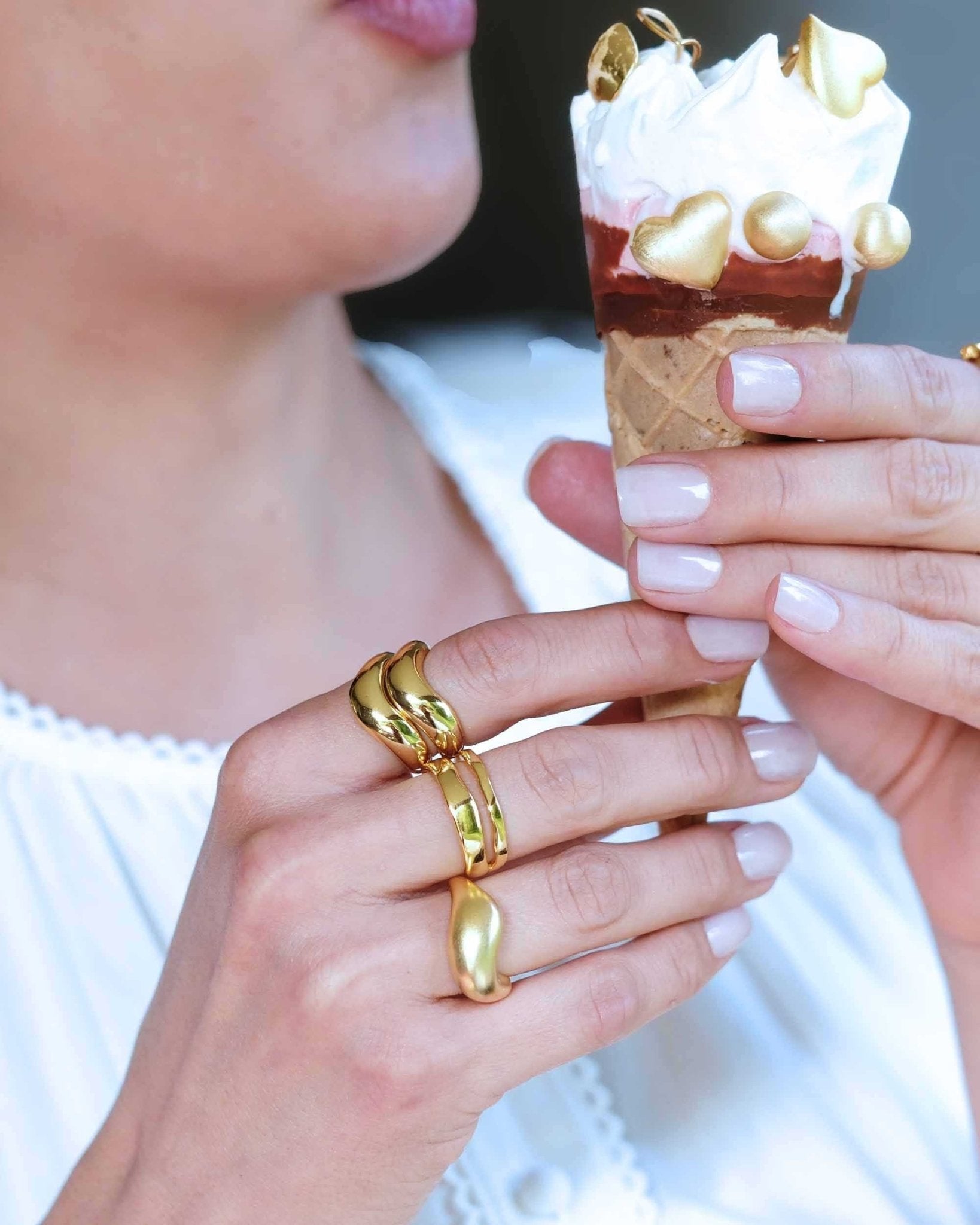 Gold Flowline Ring von Cosytas, Schmuckmarke aus Zürich, 18k vergoldeter Ring als elegantes Statement
