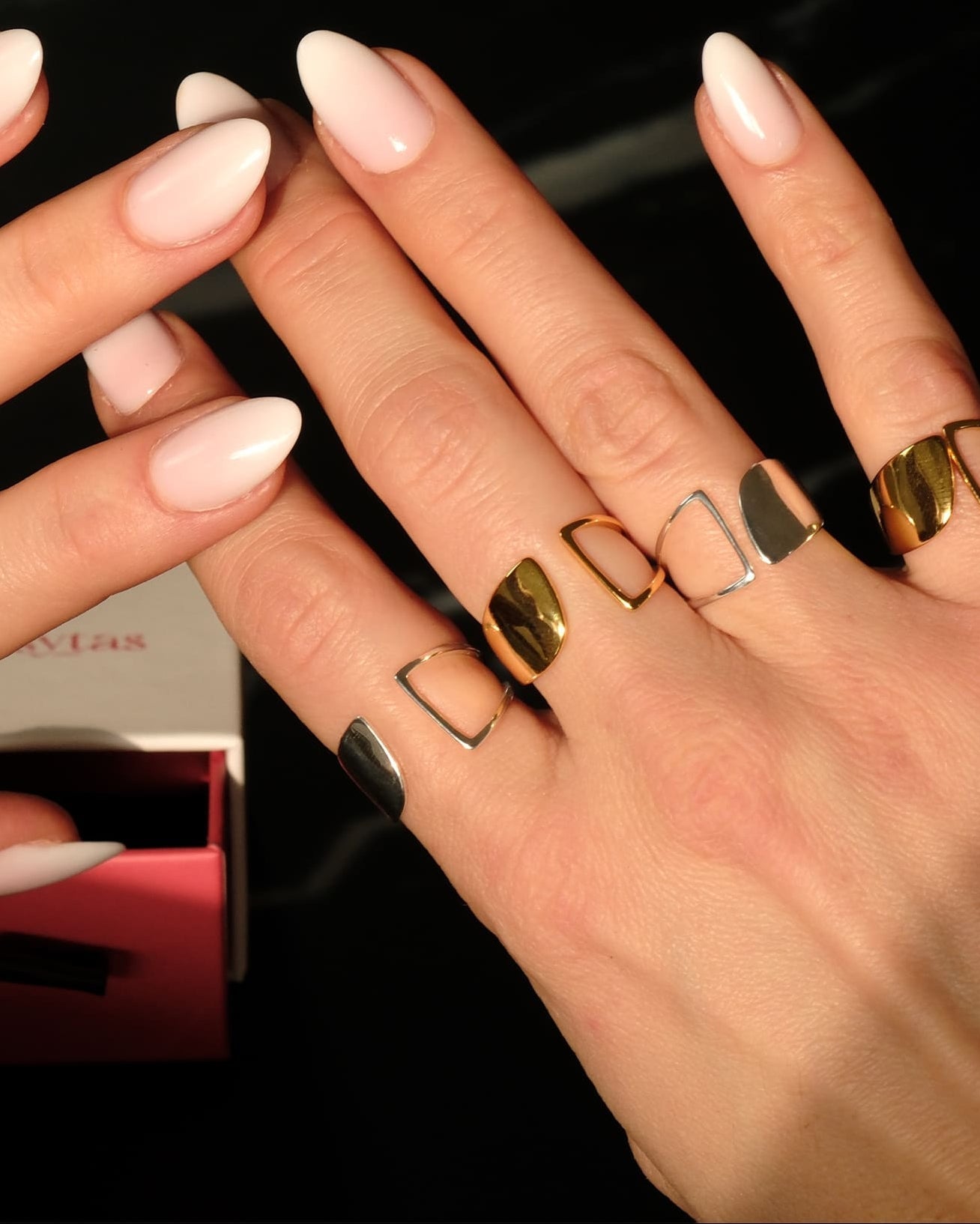 Detailaufnahme von Händen mit dem Cosytas Arc Ring in Gold und Silber