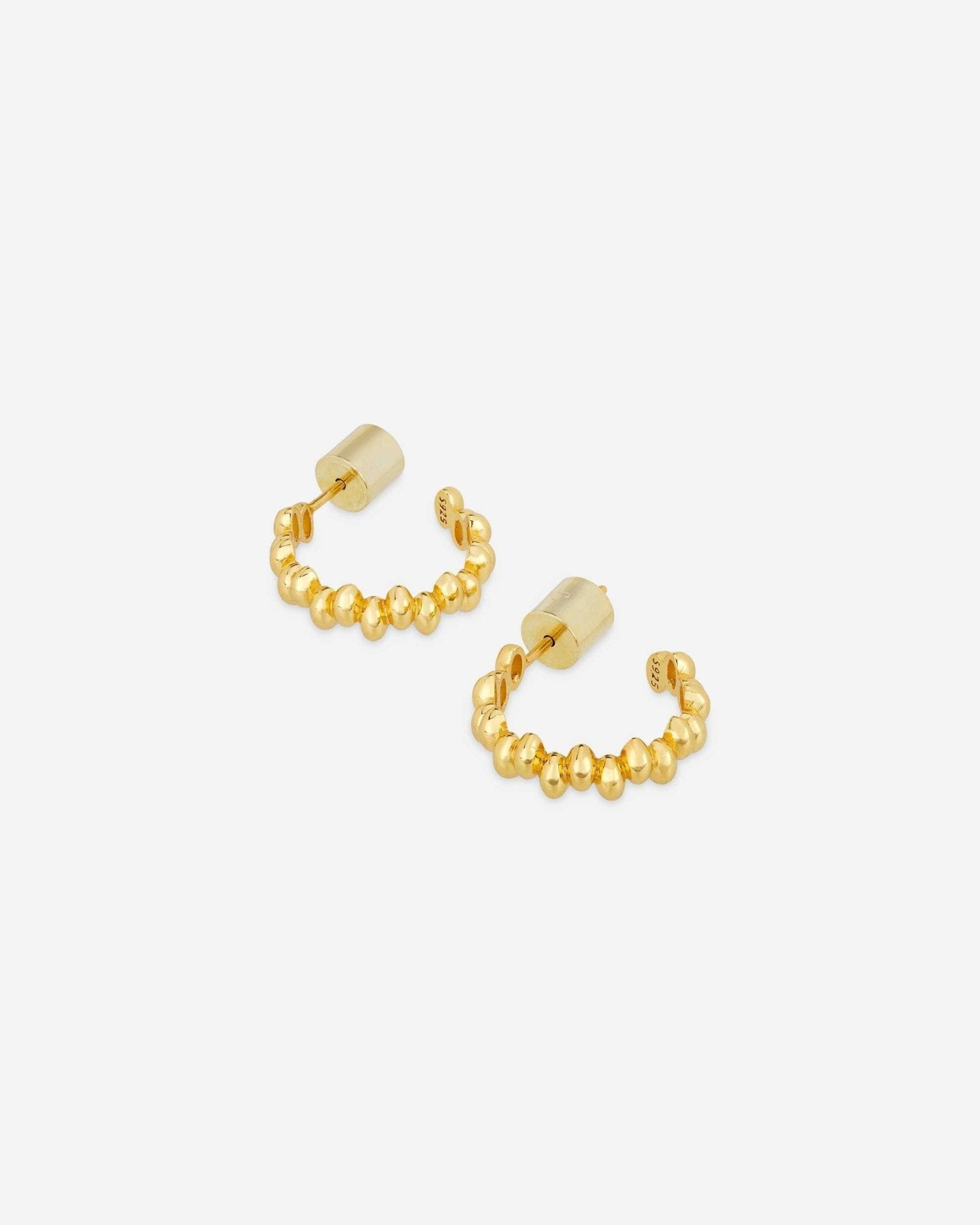 Golden Bead Hoops mit Perlenstruktur, 18k vergoldet, elegante Ohrringe von Cosytas, Schmuckmarke aus Zürich