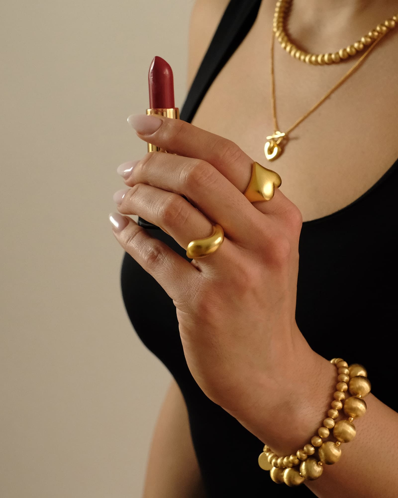 Golden Dune Ring 18k vergoldet kombiniert im minimalistischen Styling, zeitloser Look von Cosytas