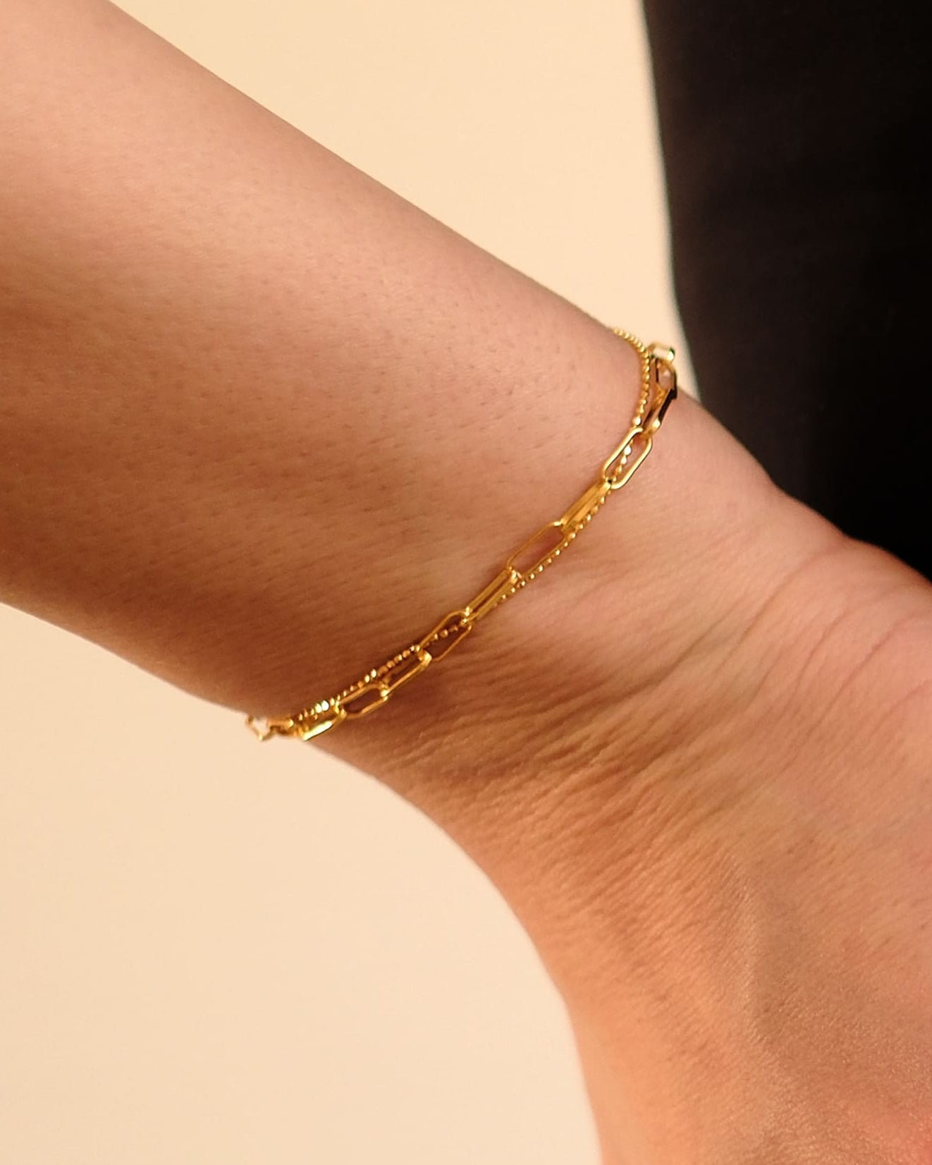 Golden Duo Armband von Cosytas, Schmuckmarke aus Zürich, 925 Silber, 18k vergoldet, modern kombiniert getragen