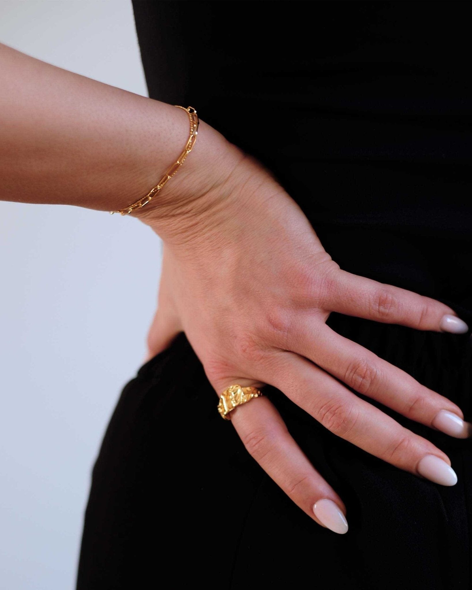 Golden Duo Armband von Cosytas, Schmuckmarke aus Zürich, 925 Silber, 18k vergoldet, elegant am Handgelenk getragen