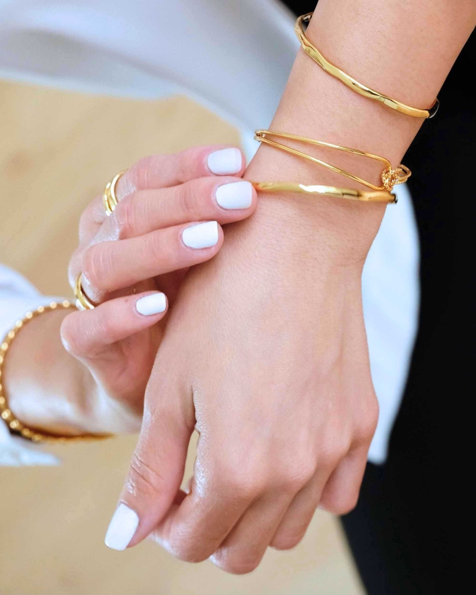 Golden Flow Armband von Cosytas, Schmuckmarke aus Zürich, 925 Silber, 18k vergoldet, elegant am Handgelenk