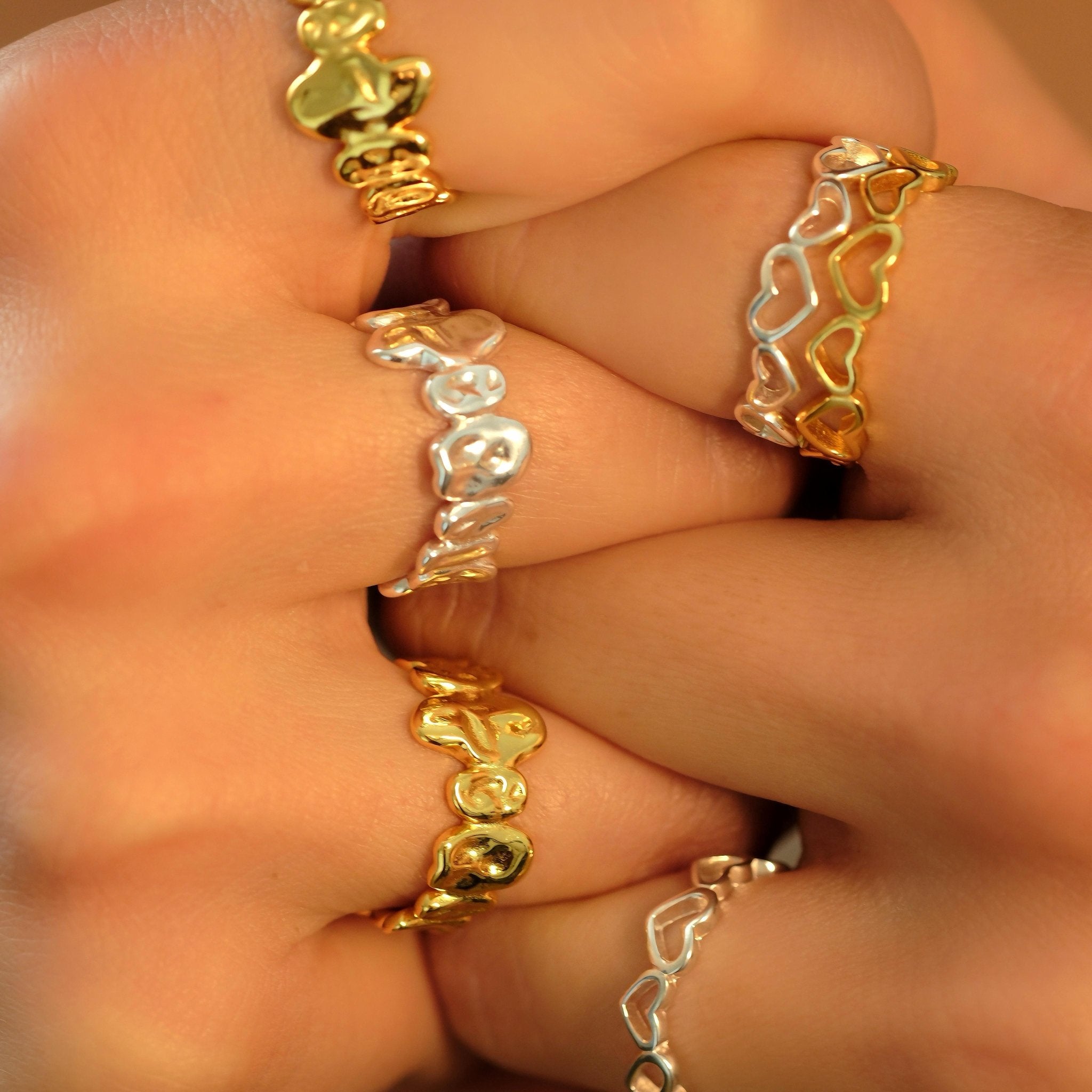 Finger mit Nahansicht Heartbeat Gold & Silver Ring von Cosytas