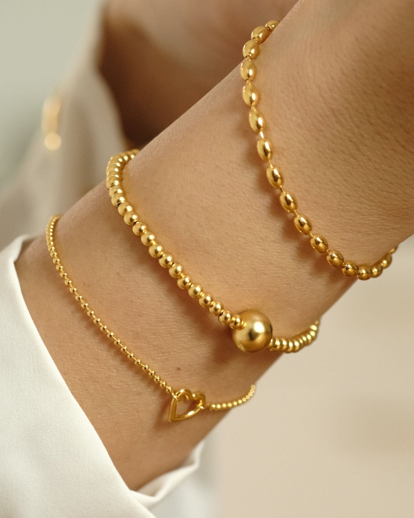 Golden Drops Armband von Cosytas, Schmuckmarke aus Zürich, 925 Silber, 18k vergoldet, stilvoll kombiniert getragen
Golden Orbit Armband von Cosytas, Schmuckmarke aus Zürich, 18k vergoldet, elegant im Layering am Handgelenk
Golden Heartline Armband von Cosytas, Schmuckmarke aus Zürich, 18k vergoldet, stilvoll kombiniert