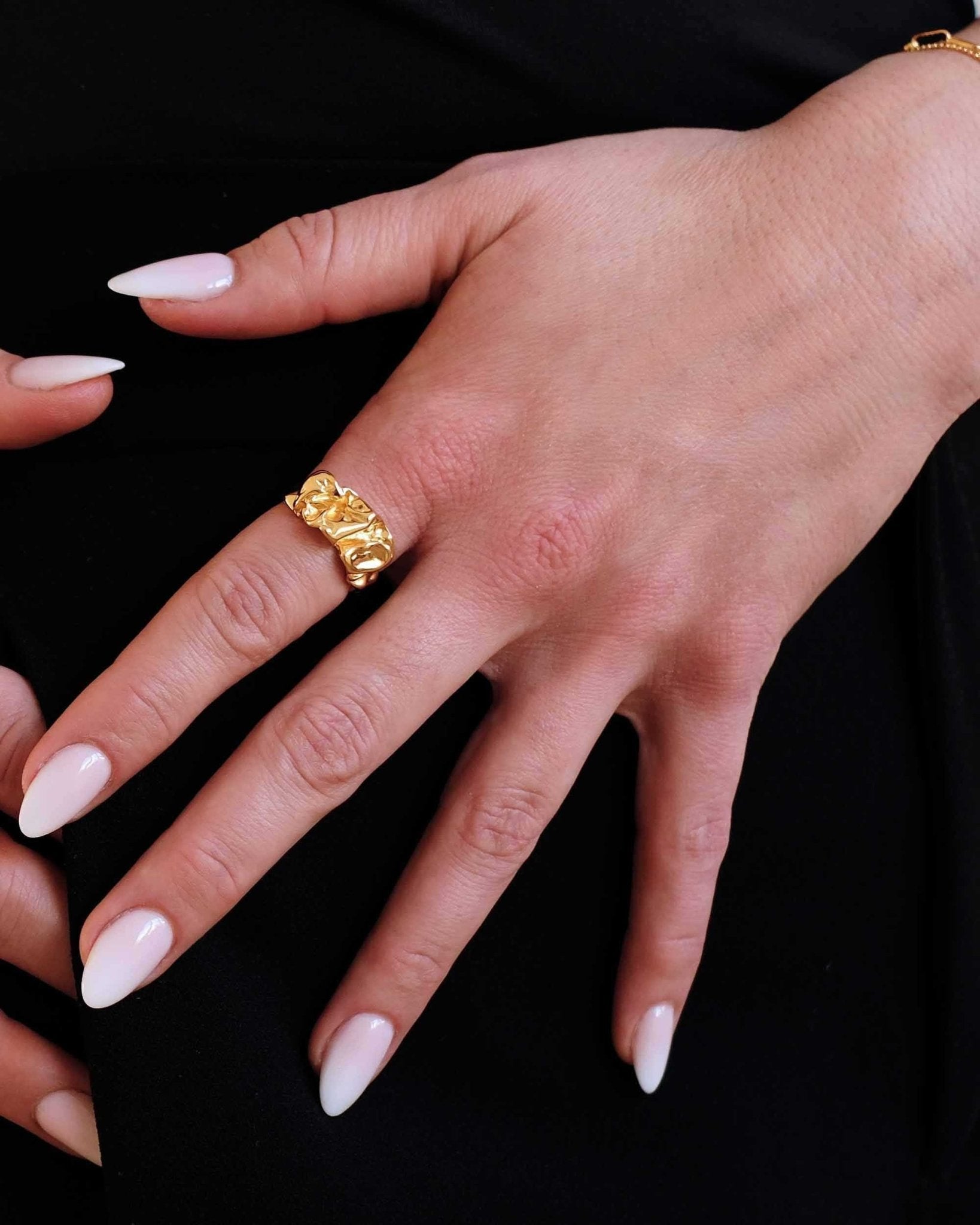 Stilvolle Hände mit dem Cosytas Golden Lava Ring