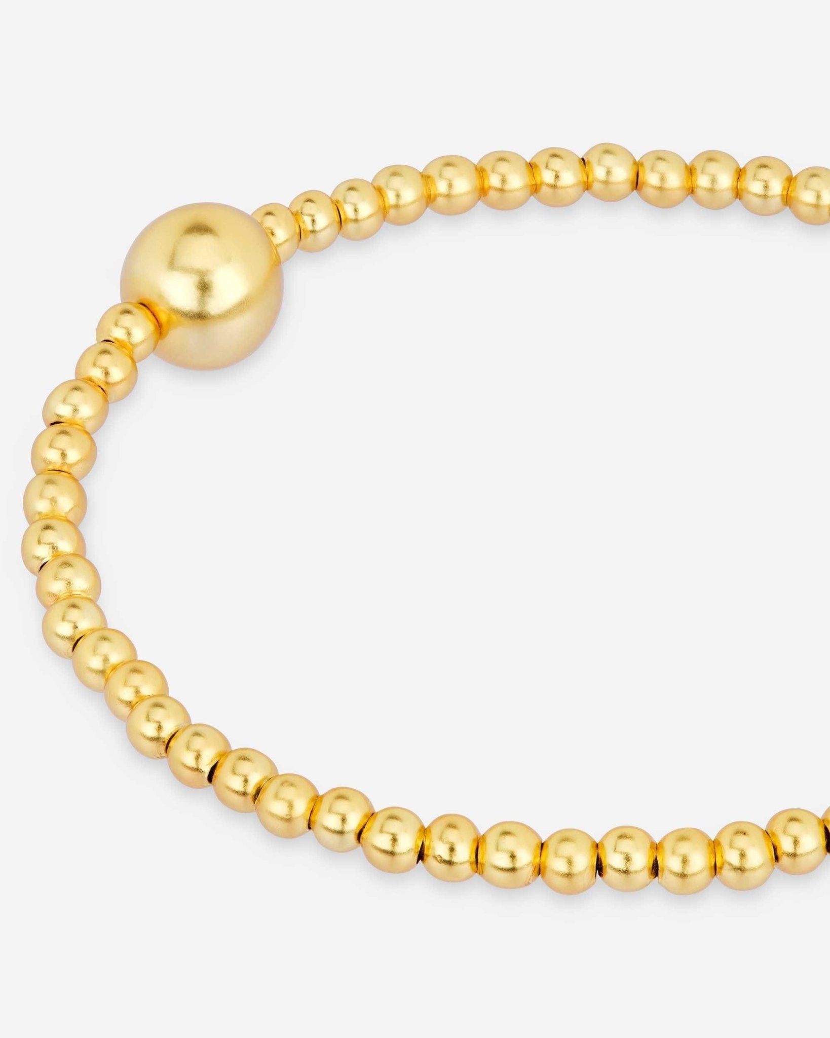 Detail des Golden Orbit Armbands von Cosytas, Schmuckmarke aus Zürich, 18k vergoldet, polierte Kugel