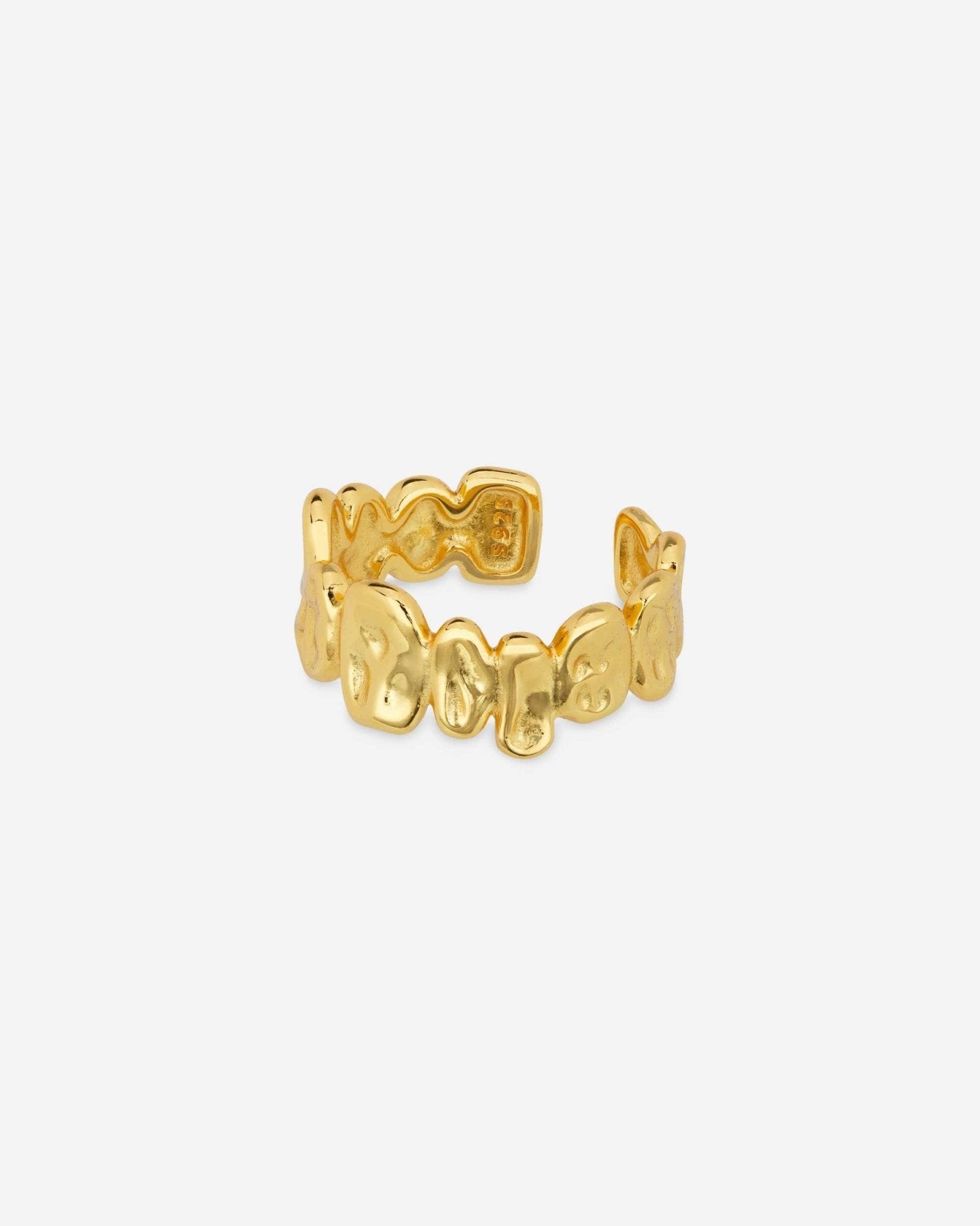 Detailansicht Golden Pebble Ring mit strukturierter Oberfläche aus vergoldetem 925 Silber von Cosytas Schmuckmarke aus Zürich