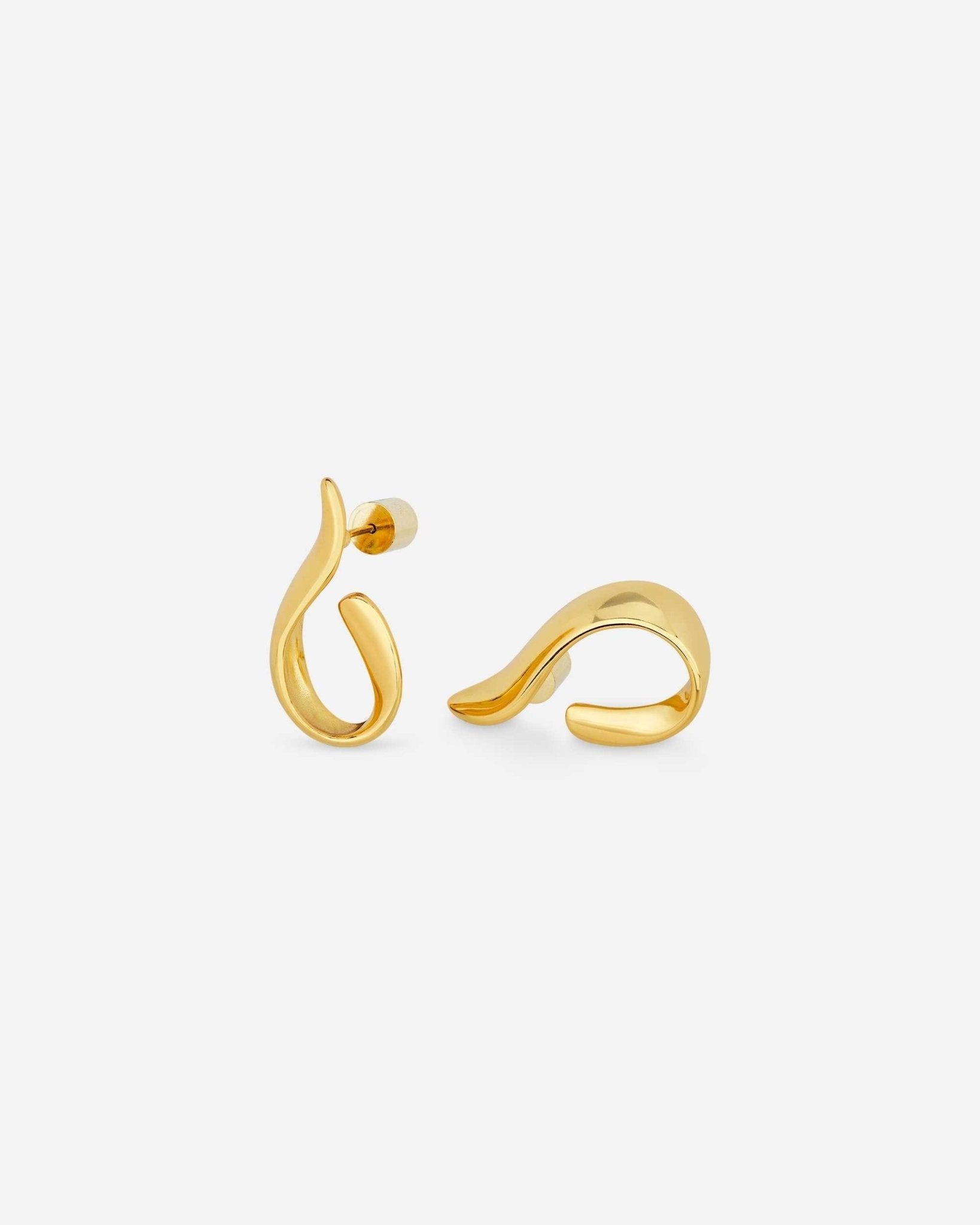 Seitenansicht der Cosytas Golden Wave Hoops aus 925er Sterling-Silber, 18k-gold-vergoldet