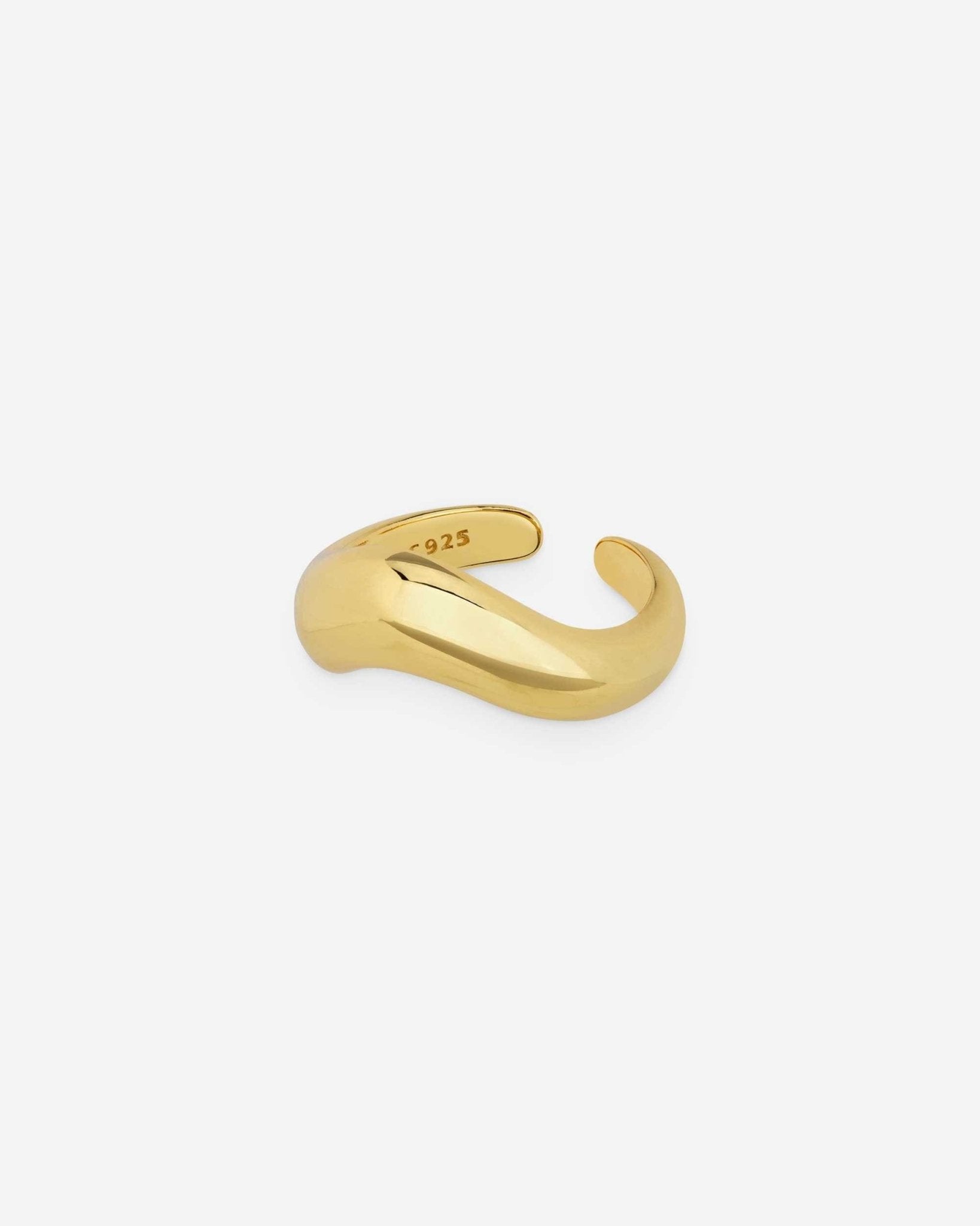 Seitenansicht des Cosytas Golden Wave Rings aus 925er Sterling-Silber, 18k-gold-vergoldet