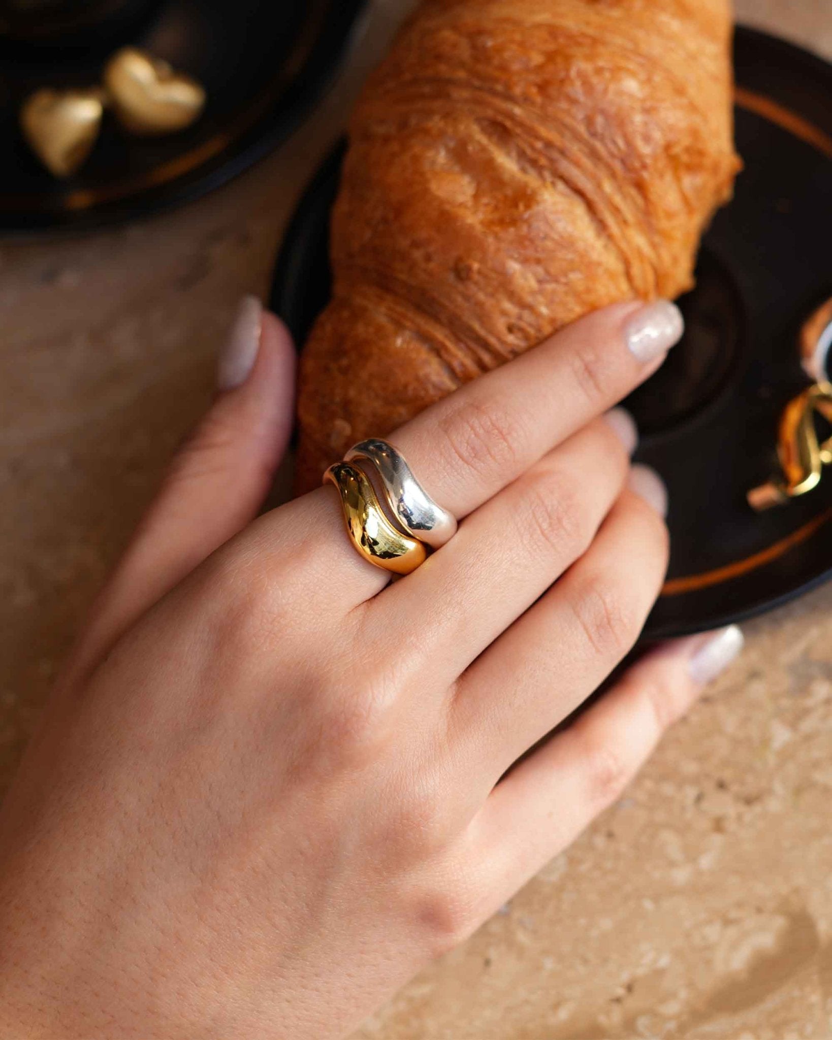 Nahaufnahme des Golden Wave Rings an einer Hand – 18K vergoldeter Ring von Cosytas