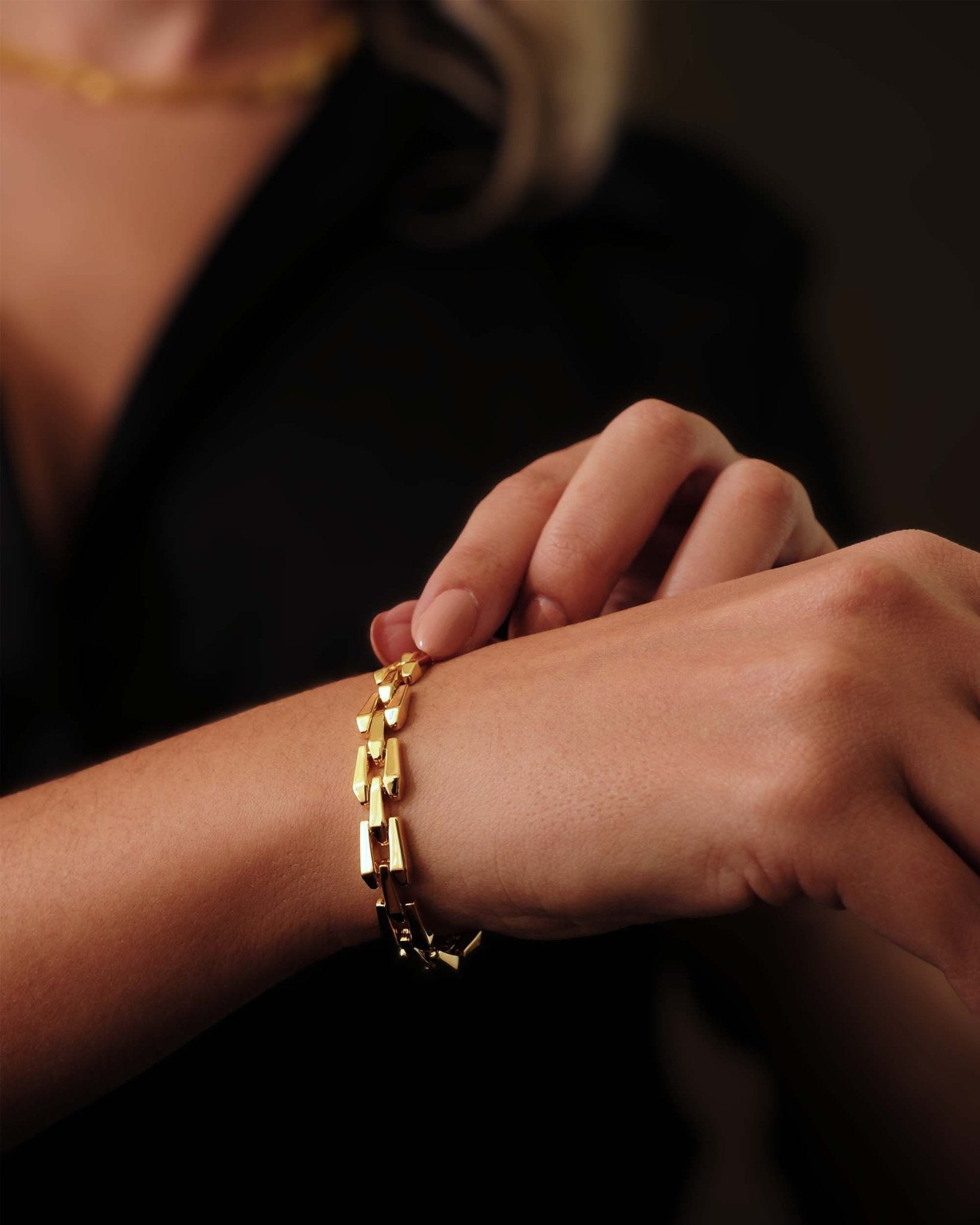 Guantanamera Armband 18k Gold Vermeil am Handgelenk getragen, kraftvolle Form, elegante Präsenz