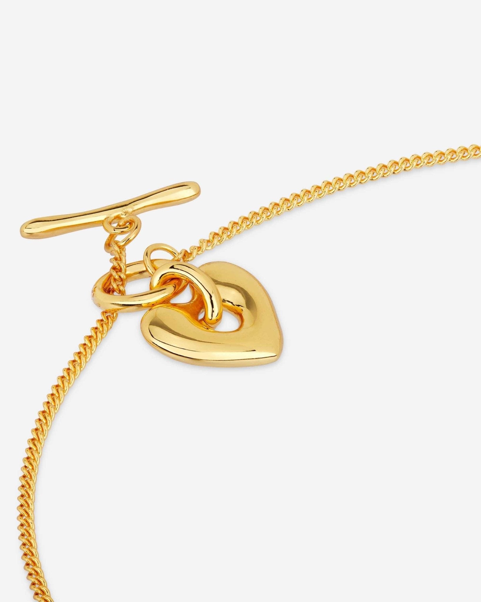 Detail der Heartbeat Gold Halskette von Cosytas, Schmuckmarke aus Zürich, 925 Silber, 18k vergoldet, T-Bar-Verschluss