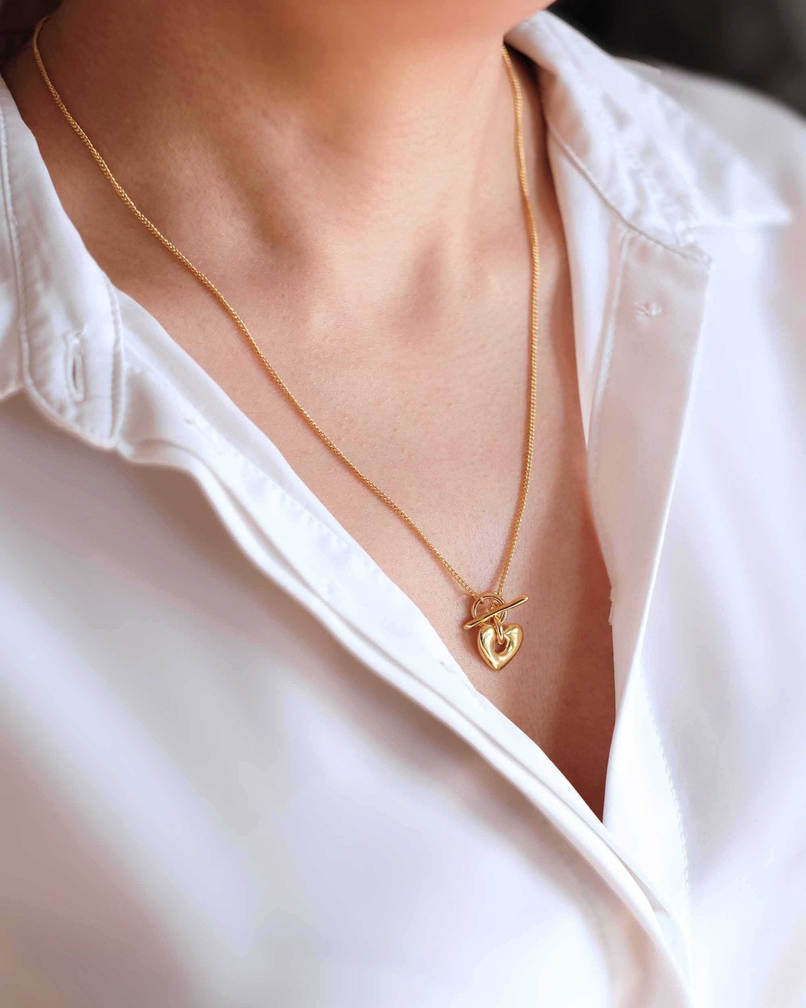 Heartbeat Gold Halskette von Cosytas, Schmuckmarke aus Zürich, 925 Silber, 18k vergoldet, fein am Dekolleté