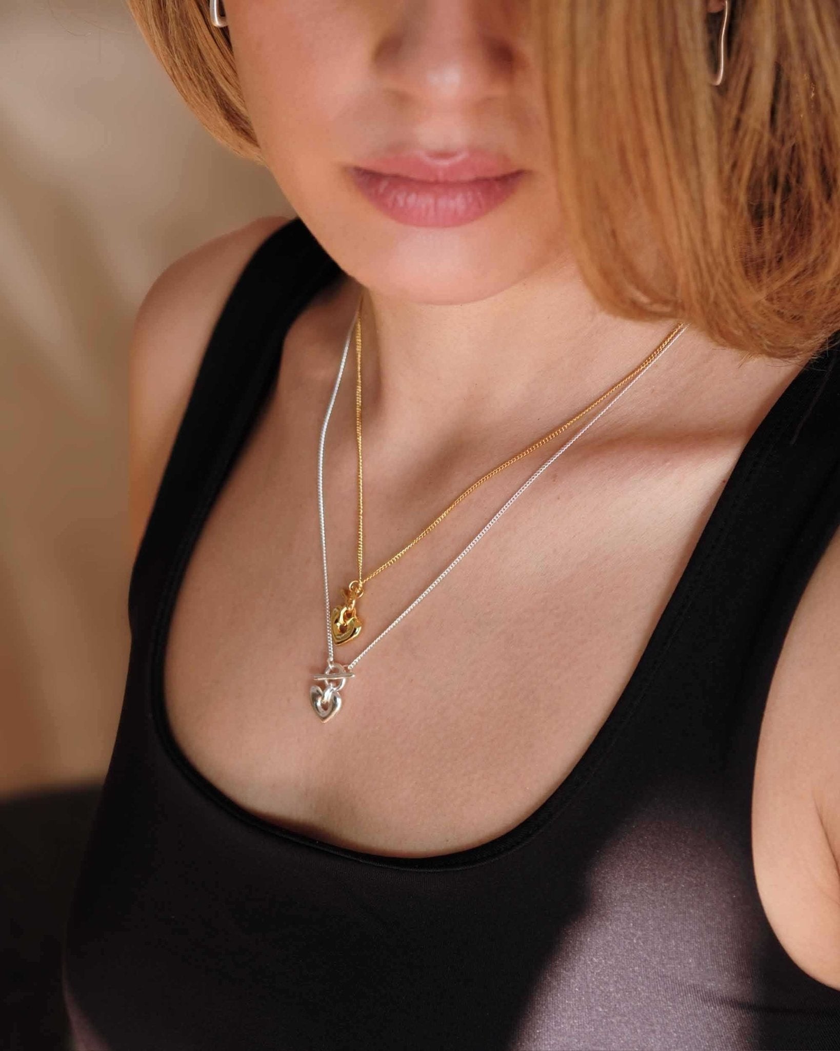 Heartbeat Silver Halskette von Cosytas, Schmuckmarke aus Zürich, reines 925 Silber, fein am Dekolleté getragen