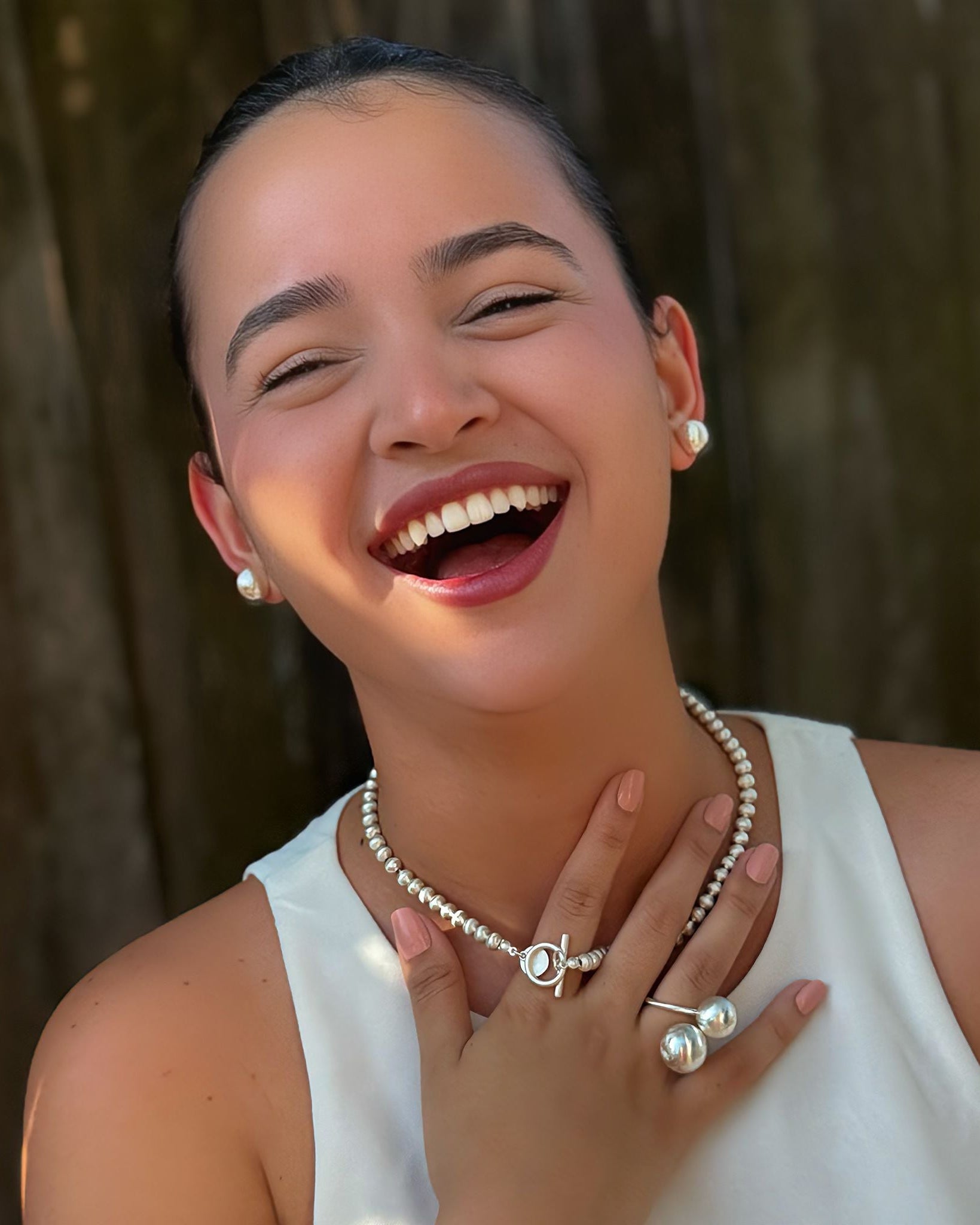 Lumina Double Sphere Silberring von Cosytas, Schmuckmarke aus Zürich, 925 Silber plattiert, modern elegant getragen