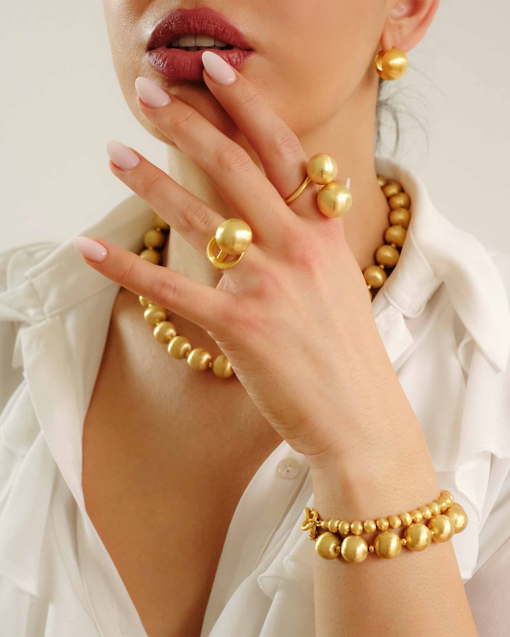 Detailansicht des Lumina Gold Bold Armbands mit gebürsteter Oberfläche – Cosytas