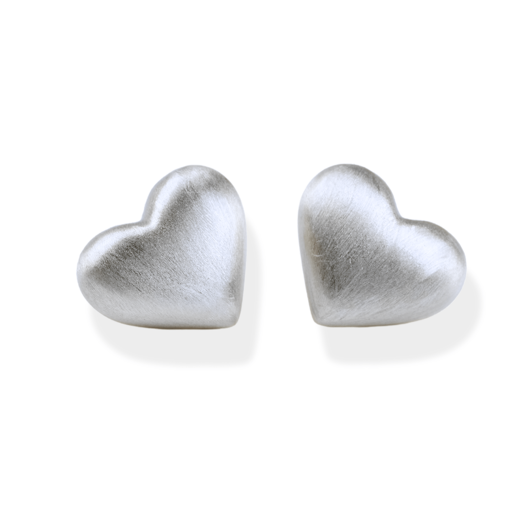 Vorderansicht der Lumina Silver Heart Ohrringe silberplattiert mit Sterling Silber 925, mit mattierter Herzform