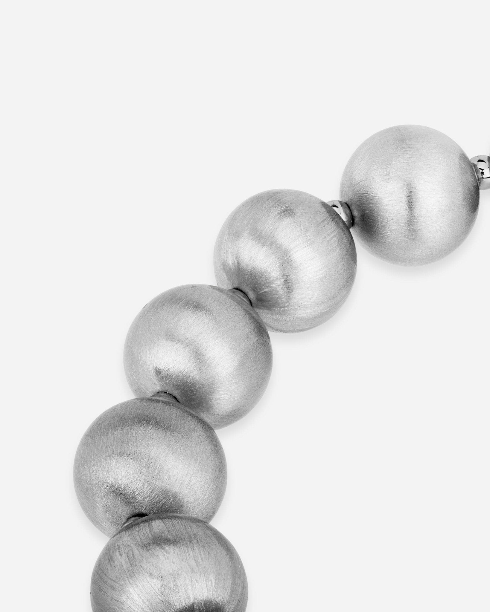 Nahaufnahme des Lumina Silver Sphere Duo Set mit mattierten Silberkugeln in klarer Linienführung auf hellem Hintergrund.