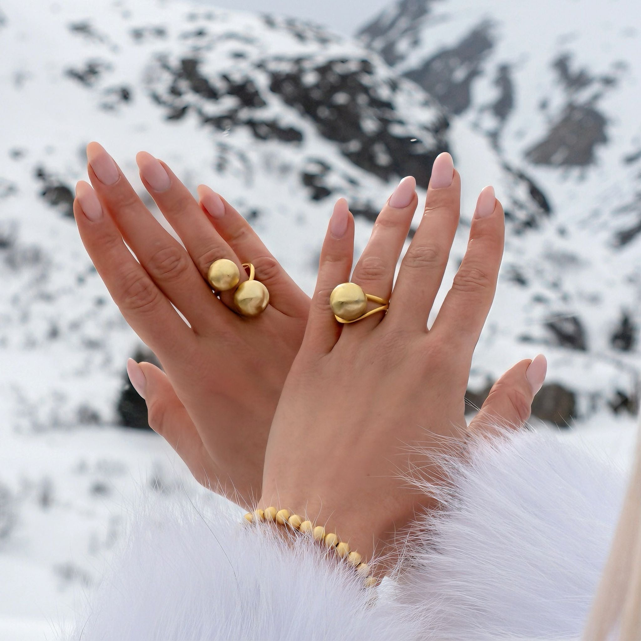 Hand mit Lumina Single Sphere Goldrings von Cosytas