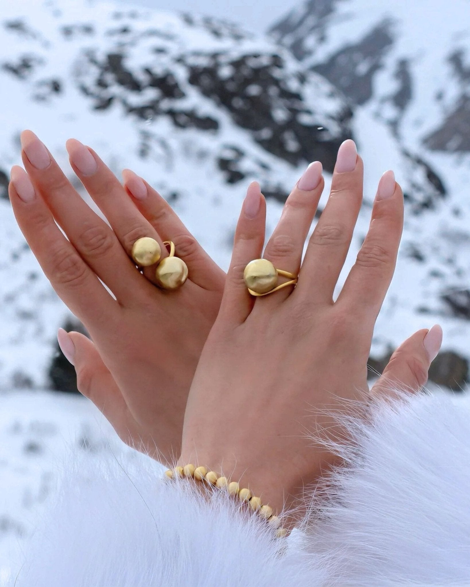 Lumina Single Sphere Goldring von Cosytas, Schmuckmarke aus Zürich, 18k vergoldet, elegant im Alltag getragen