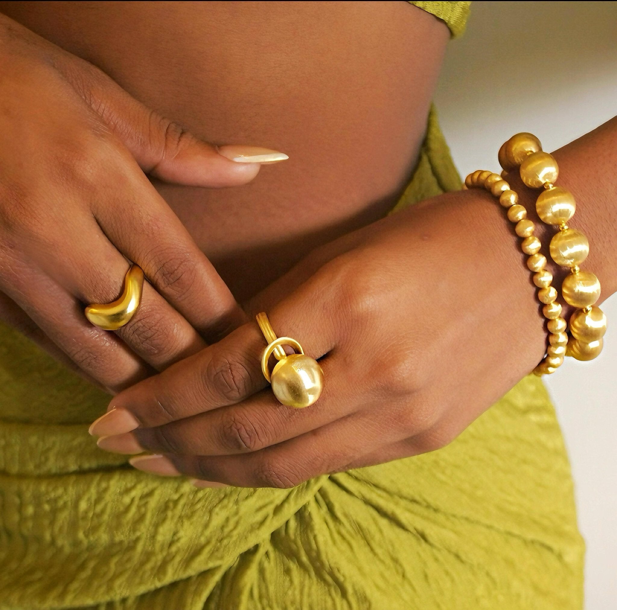 Nahaufnahme einer Frau mit Lumina Single Sphere Goldrings von Cosytas