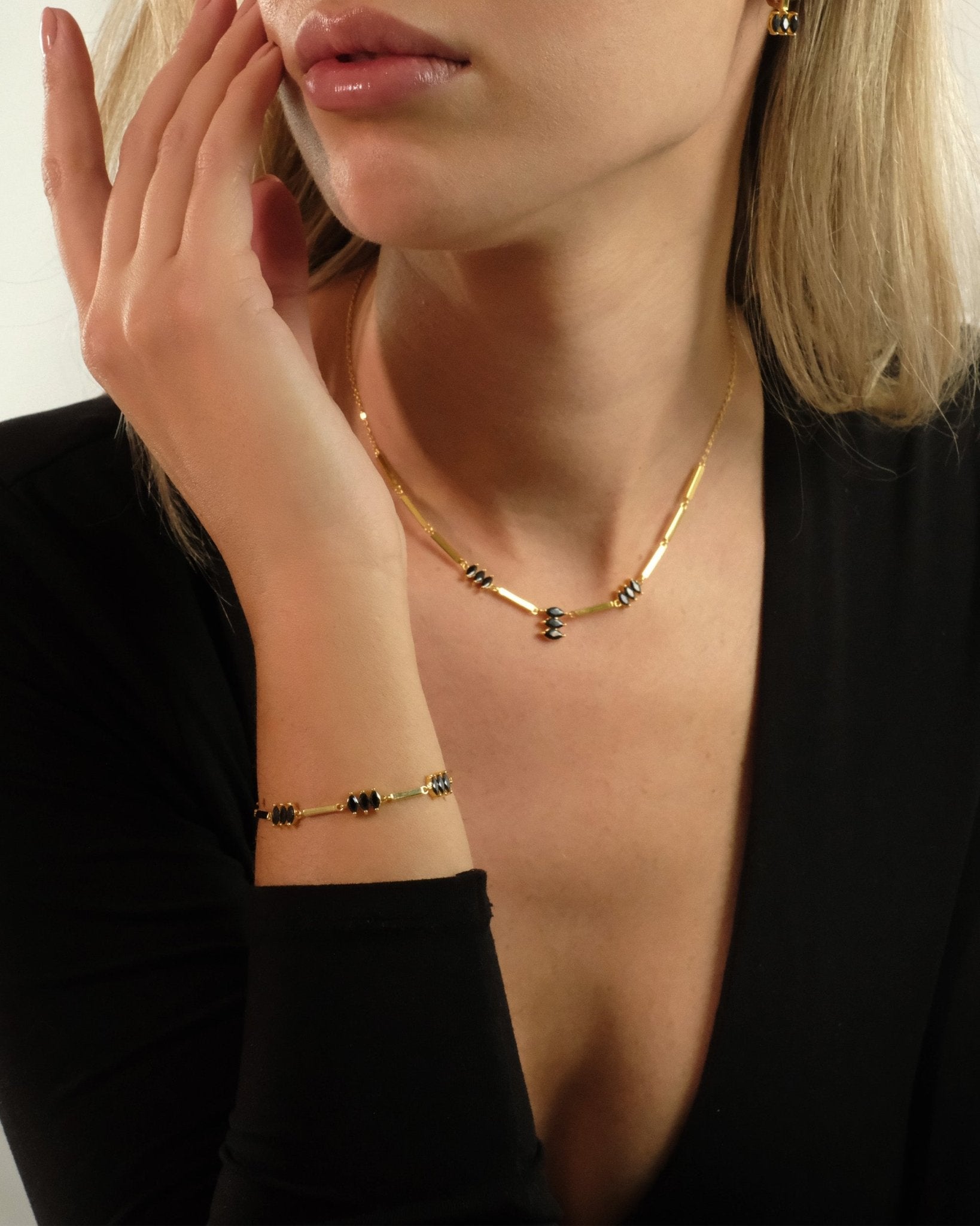Detailaufnahme des Moira Black Armbands von Cosytas aus 18k Gold Vermeil auf 925 Silber mit edlem Schwarzdesign.