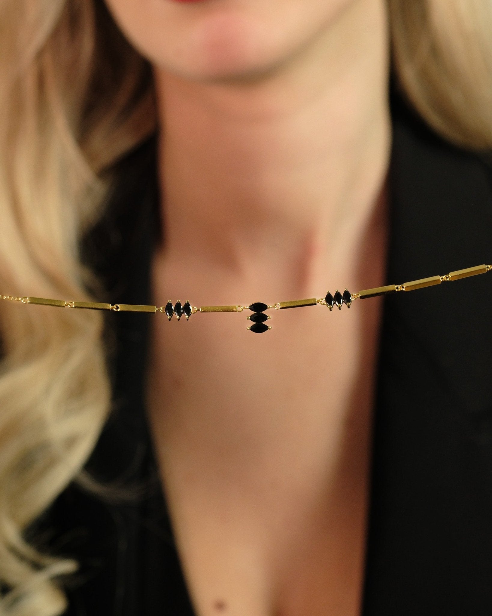 Nahaufnahme des Dekolletés mit der Moira Black Halskette von Cosytas aus 18k Gold Vermeil auf 925 Silber.