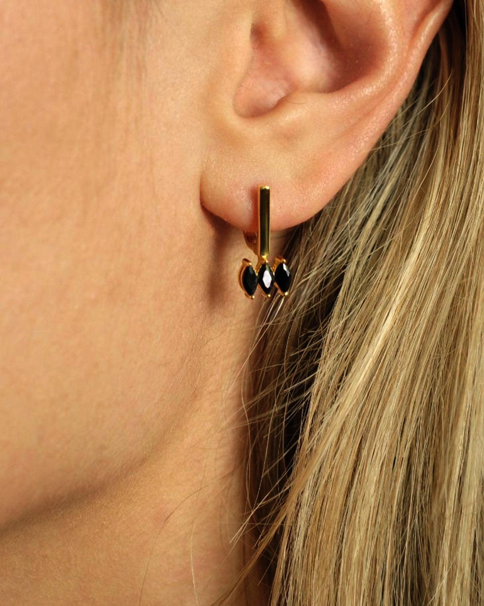 Model trägt Cosytas Moira Black Ohrringe – elegante 18k Goldvermeil-Ohrringe mit schwarzem Akzent