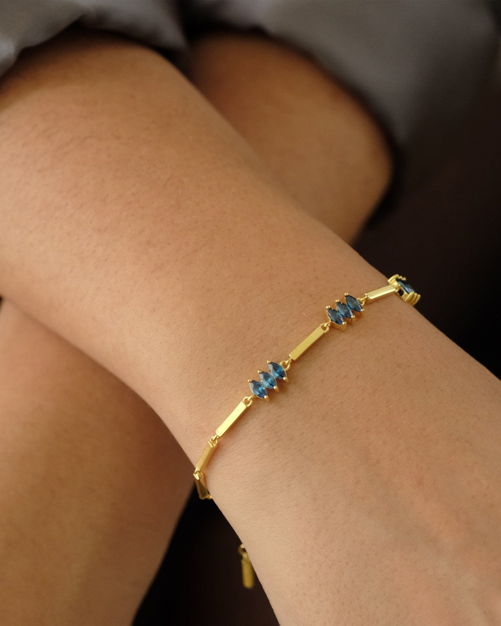 Detailaufnahme des Moira Blue Armbands von Cosytas aus 18k Gold Vermeil auf 925 Silber mit leuchtenden Blautönen.