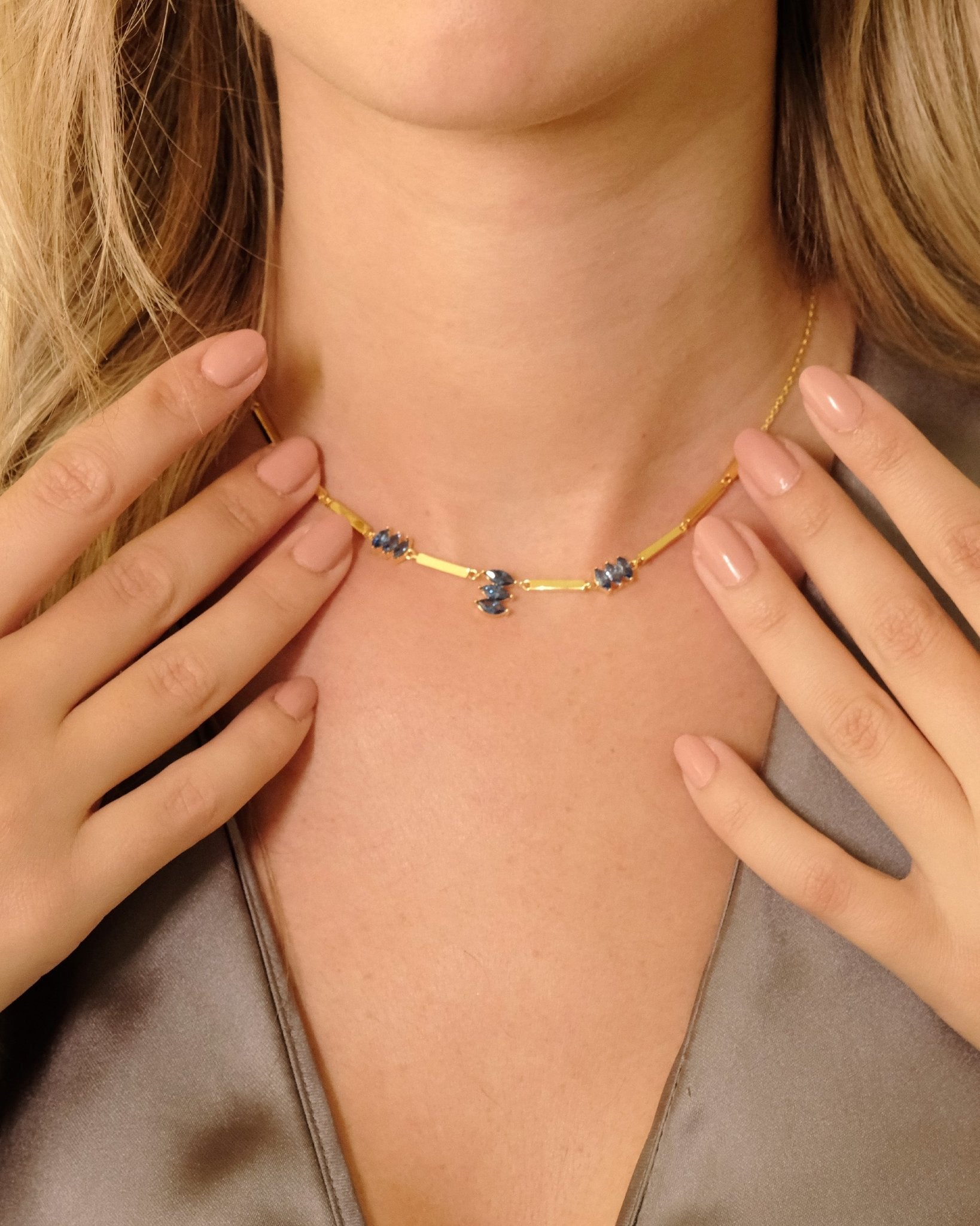 Nahaufnahme des Models mit der Moira Blue Halskette von Cosytas aus 18k Gold Vermeil auf 925 Silber in tiefem Blau.