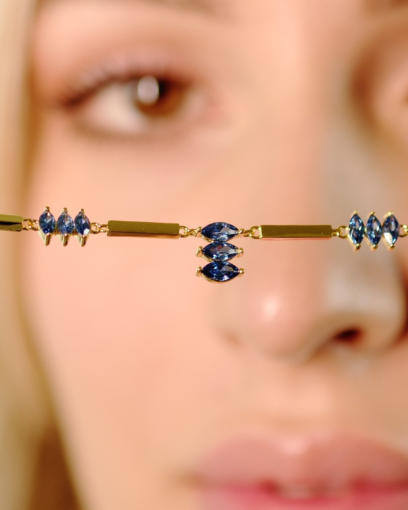Detailaufnahme der Moira Blue Halskette von Cosytas aus 18k Gold Vermeil auf 925 Silber mit kontrastreichen blauen Elementen.