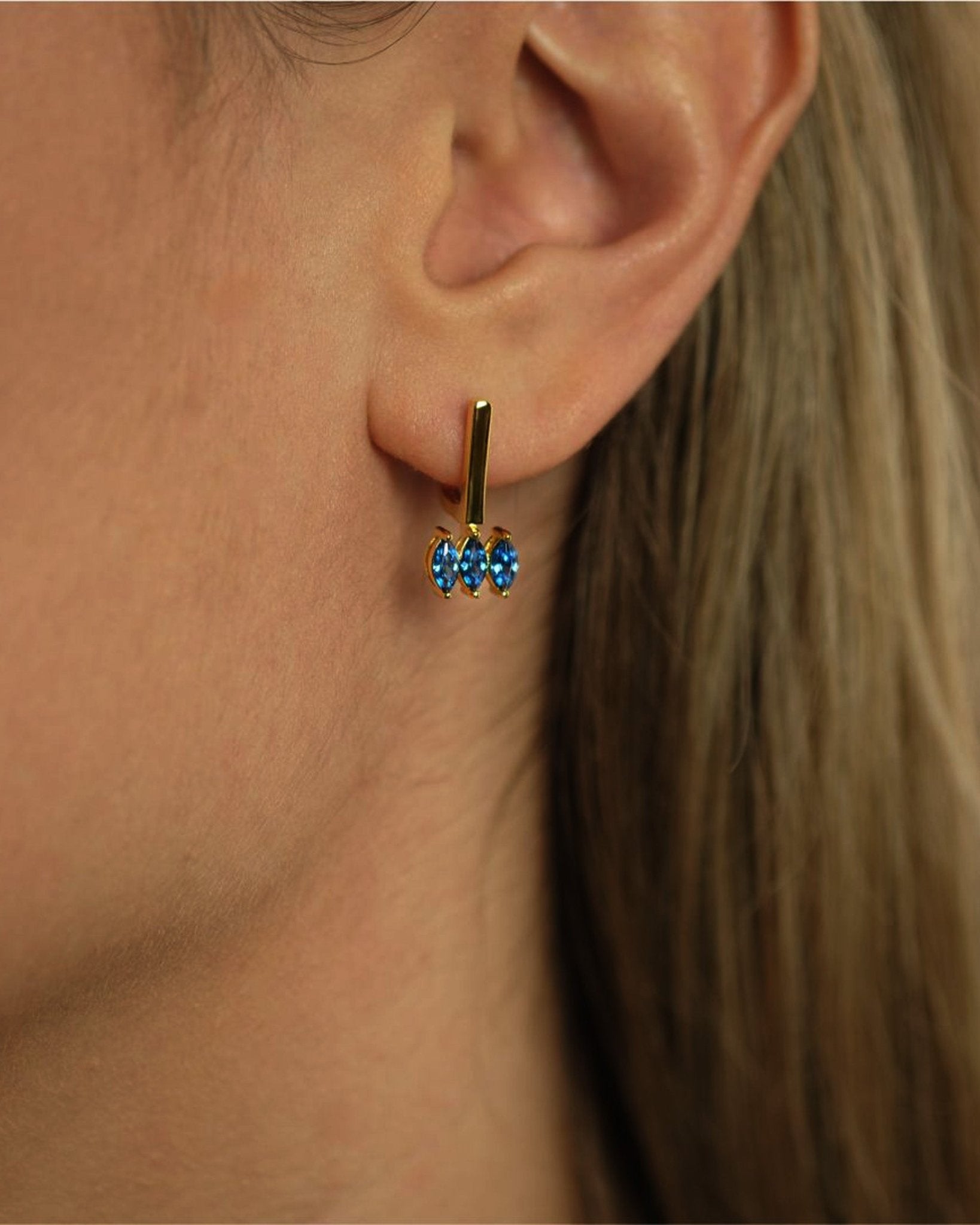 Ohr mit Cosytas Moira Black Ohrringen aus 18k Gold Vermeil auf 925 Silber mit schwarzen Zir