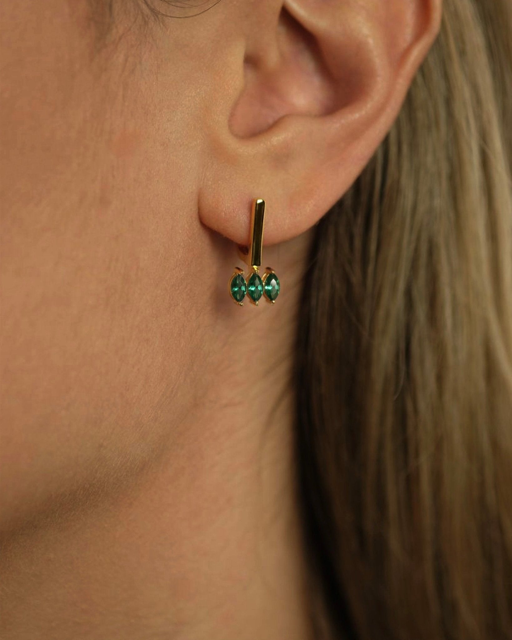 Moira Green Ohrringe am Model getragen, 18k Gold Vermeil, elegante Linien, frische Ausstrahlung