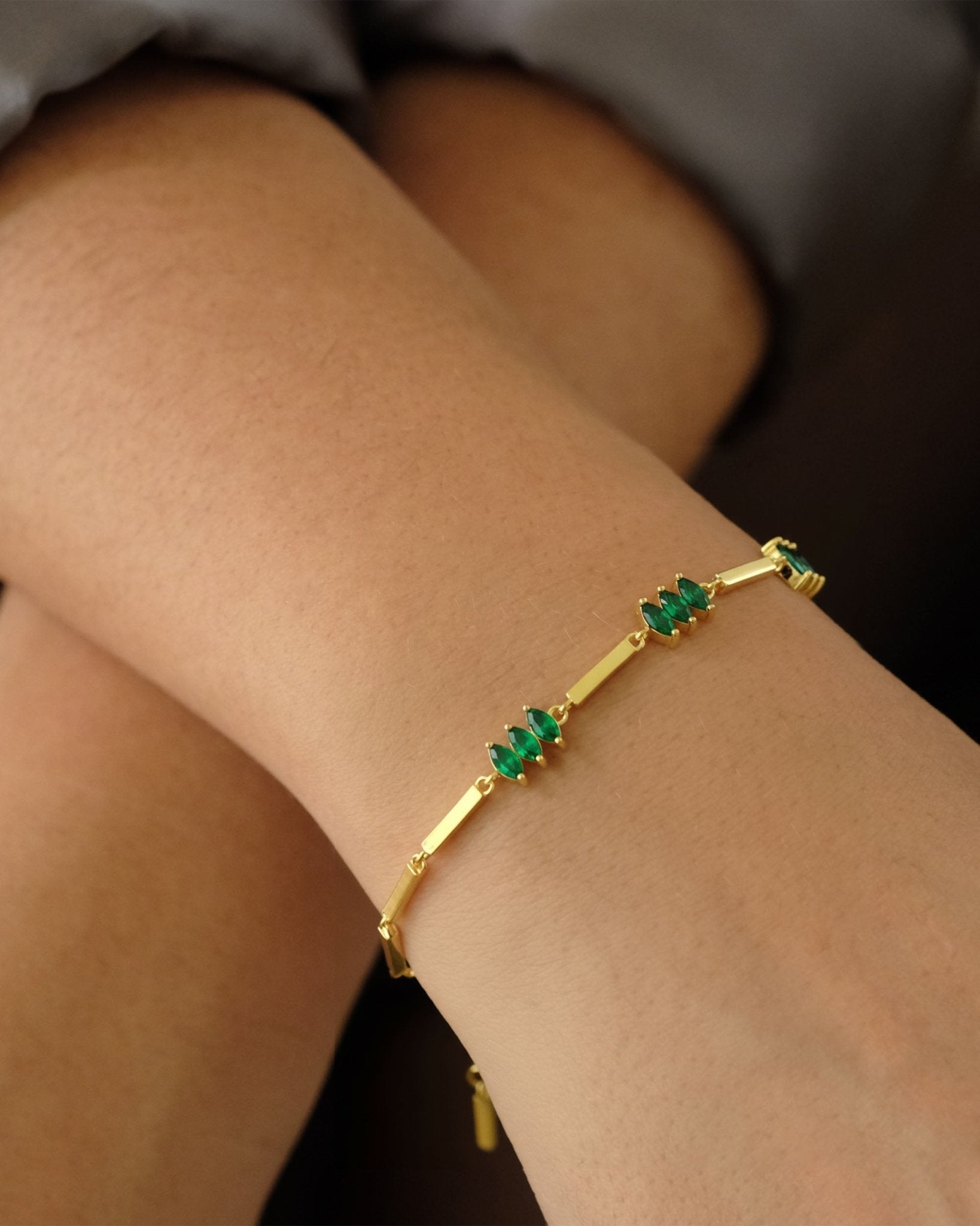 Moira Green Armband getragen am Handgelenk, 18k Gold Vermeil, grüne Zirkonia mit sanfter Farbwirkung