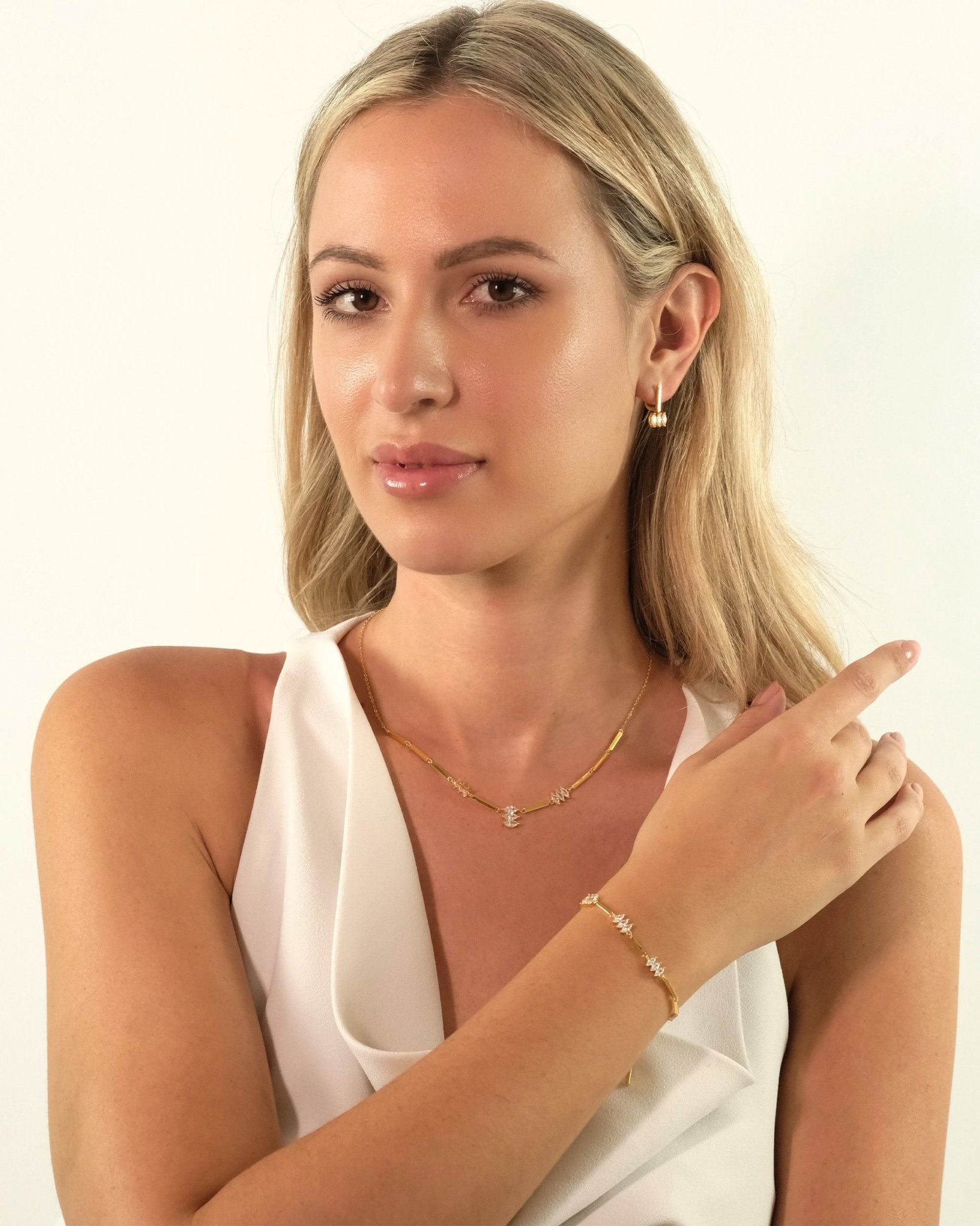 Seitliche Aufnahme: Model trägt Cosytas Moira White Ohrringe aus 18k Gold Vermeil auf 925 Silber mit Zirkonia