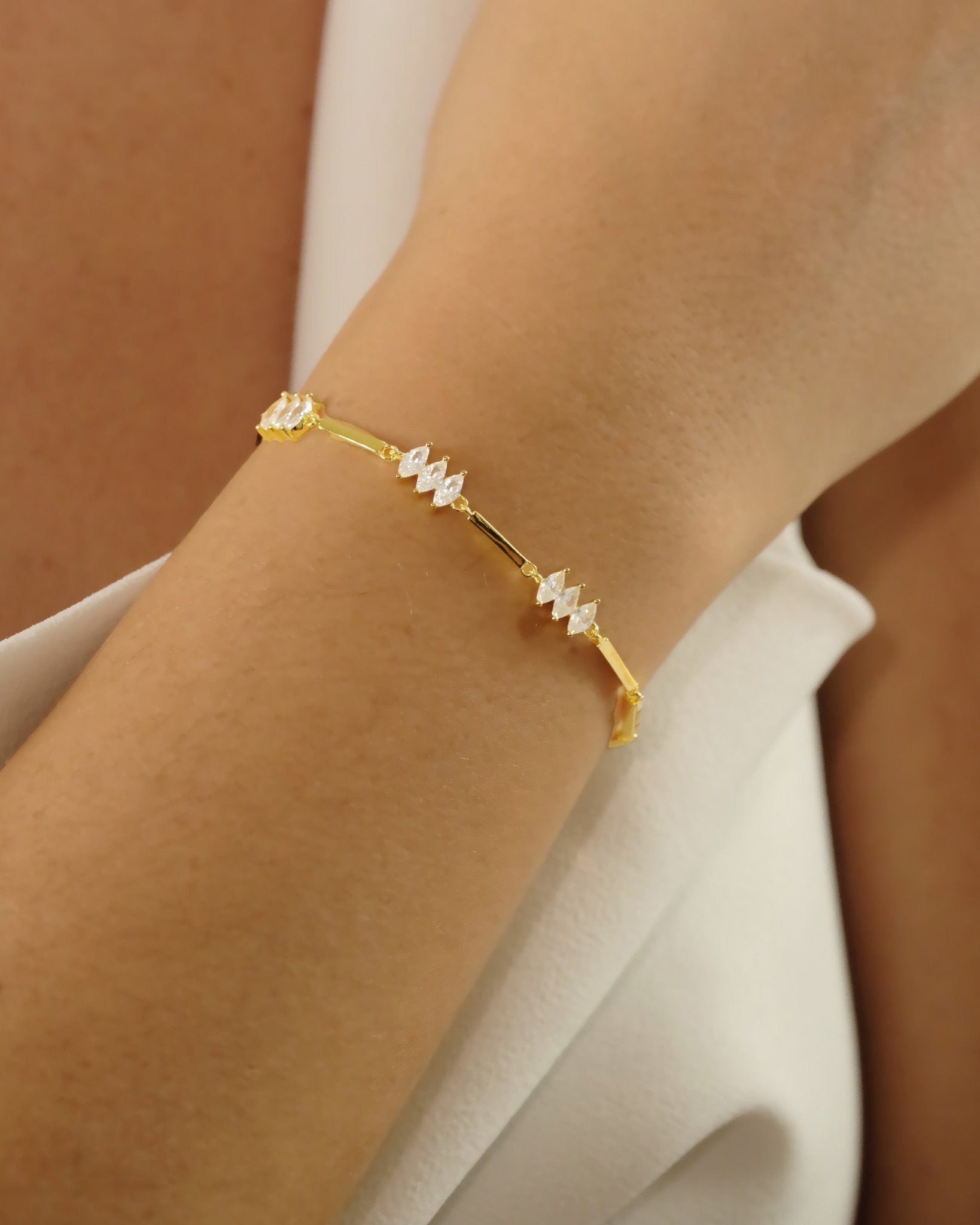 Handgelenk mit Cosytas Moira White Armband aus 18k Gold Vermeil auf 925 Silber mit Zirkonia